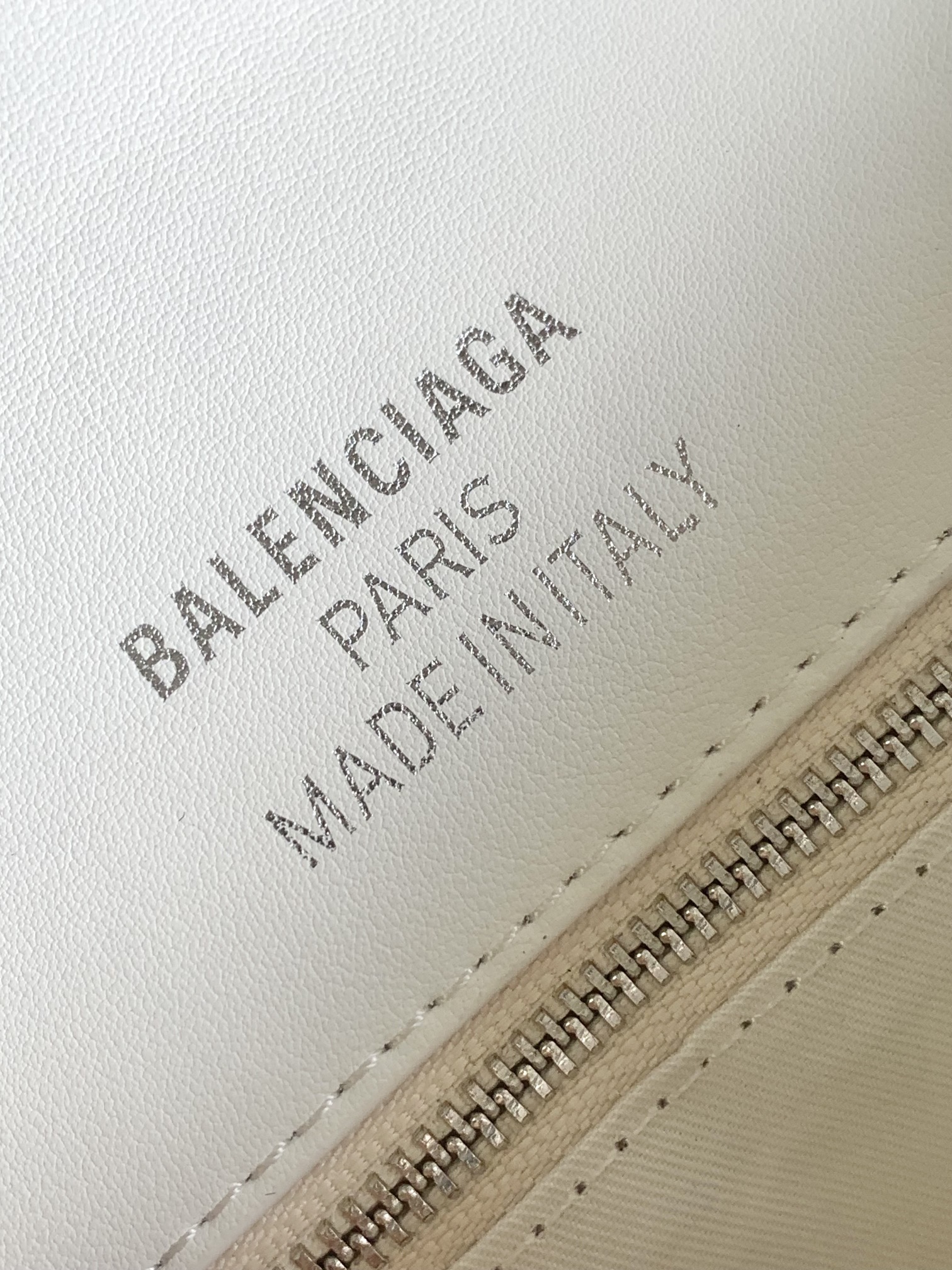 巴黎世家 BALENCIAGA 新款23Fall的 BB Soft 系列单肩斜挎包