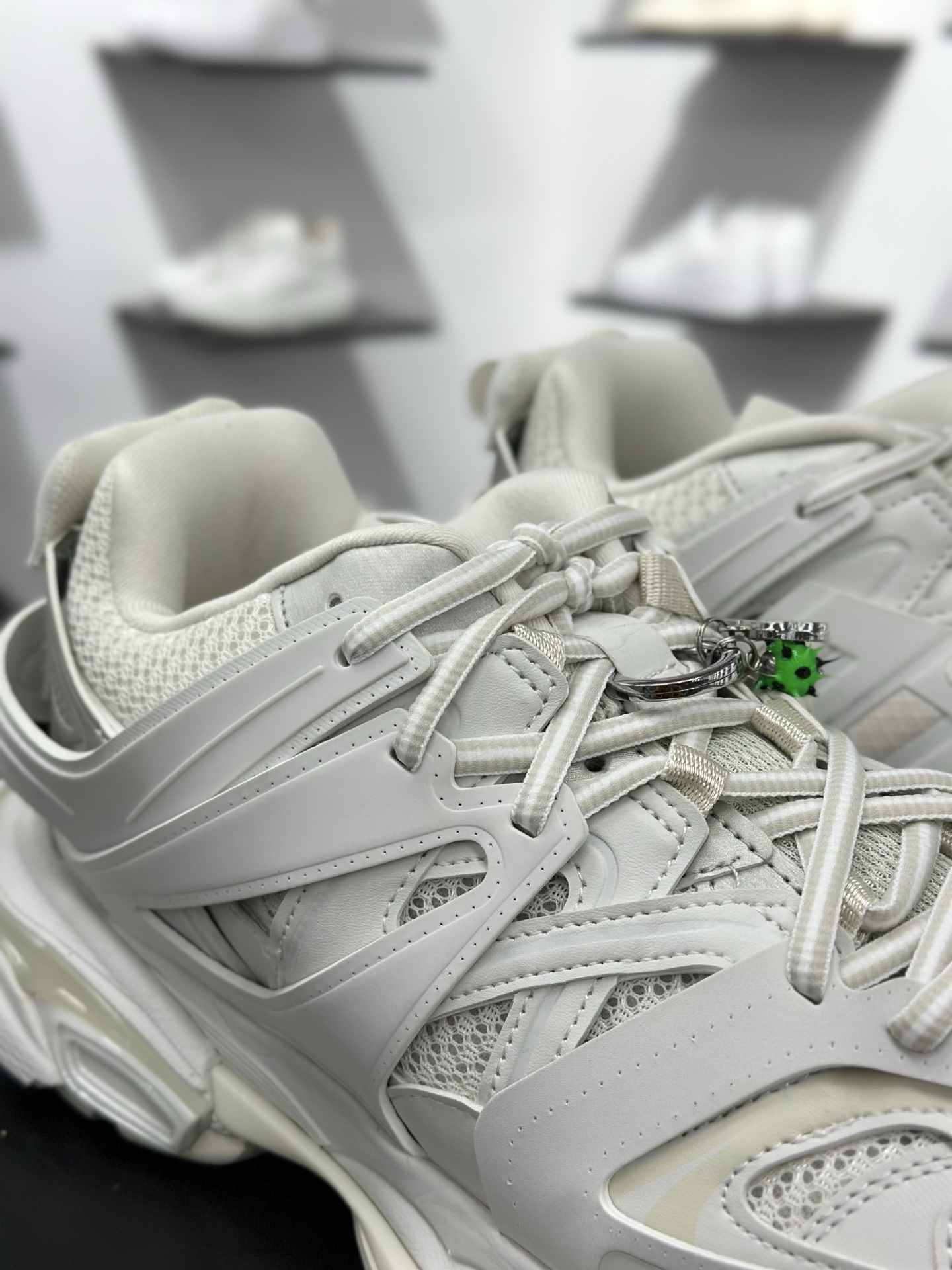 Balenciaga巴黎世家 Track 圆头系带吊饰 低帮 老爹鞋 男款 黑色