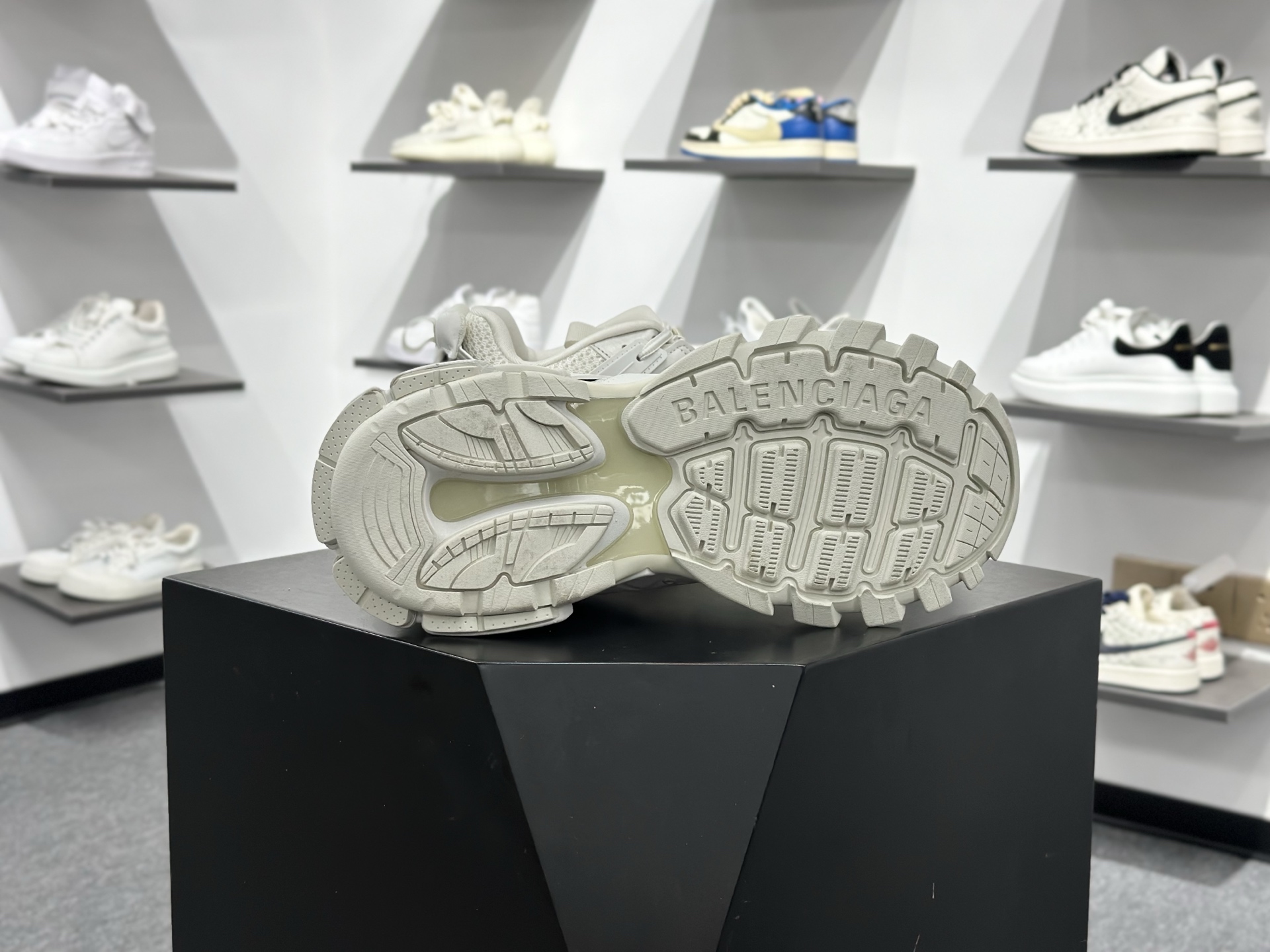 Balenciaga巴黎世家 Track 圆头系带吊饰 低帮 老爹鞋 男款 黑色