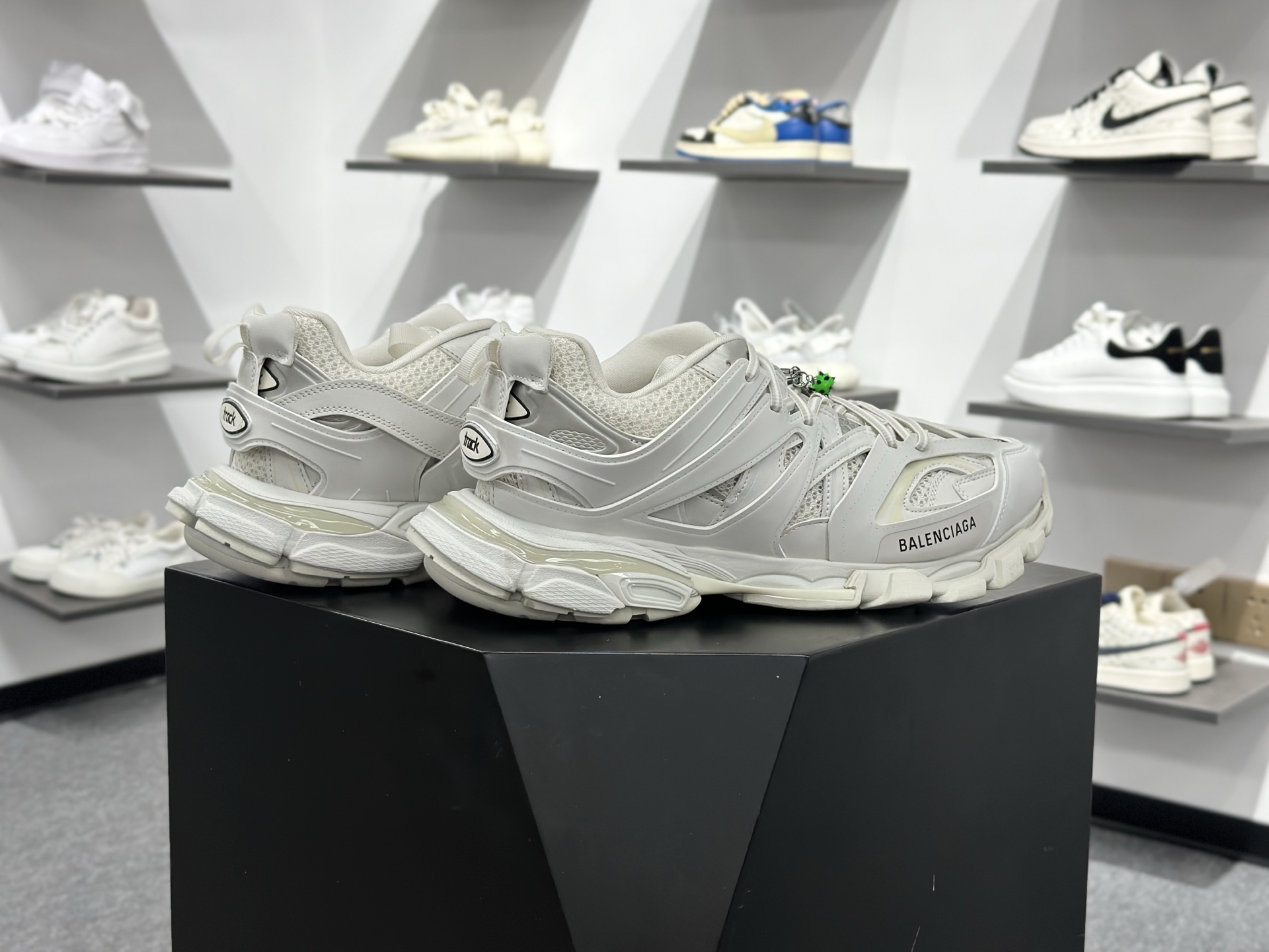 Balenciaga巴黎世家 Track 圆头系带吊饰 低帮 老爹鞋 男款 黑色