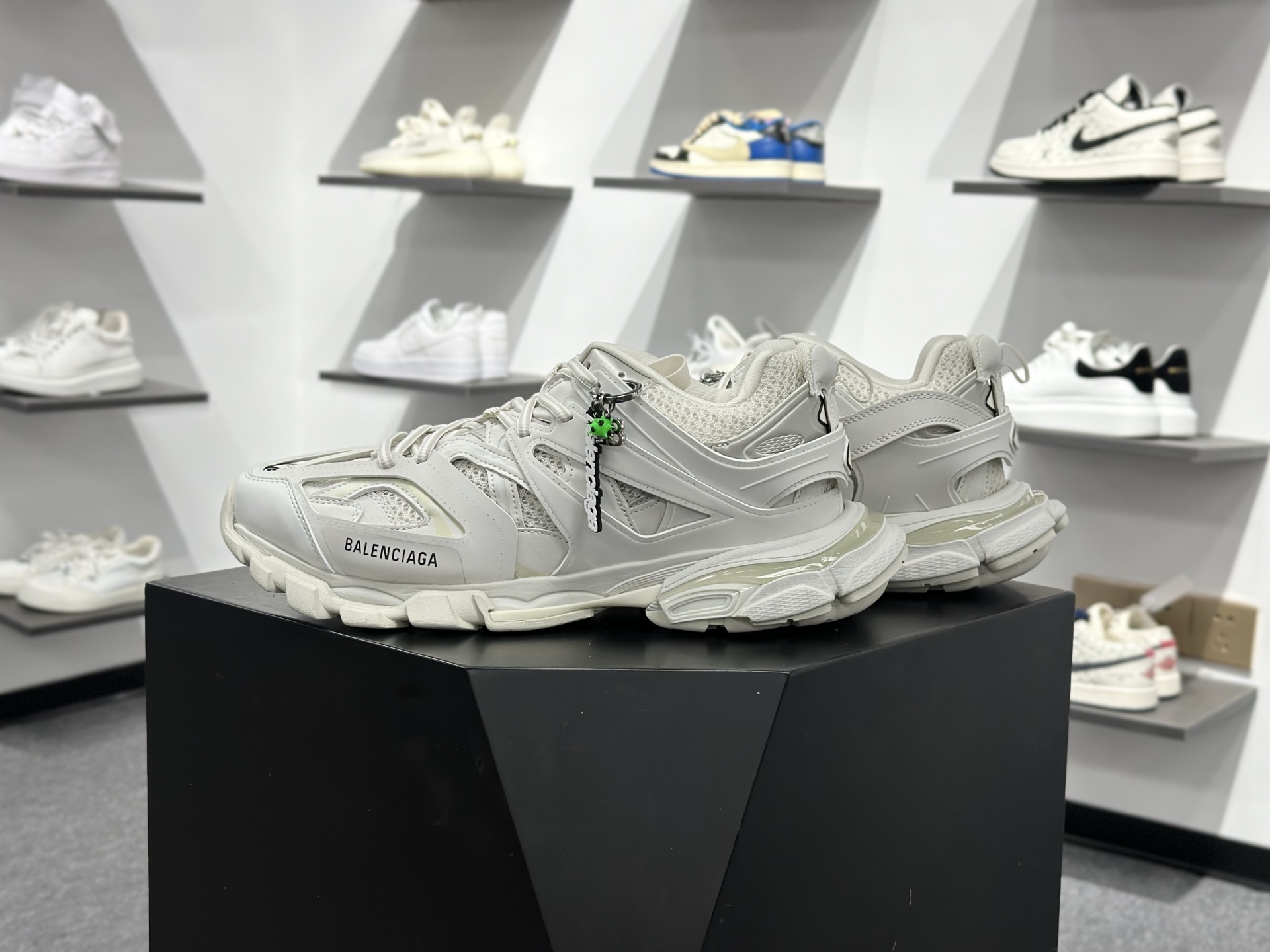 Balenciaga巴黎世家 Track 圆头系带吊饰 低帮 老爹鞋 男款 黑色