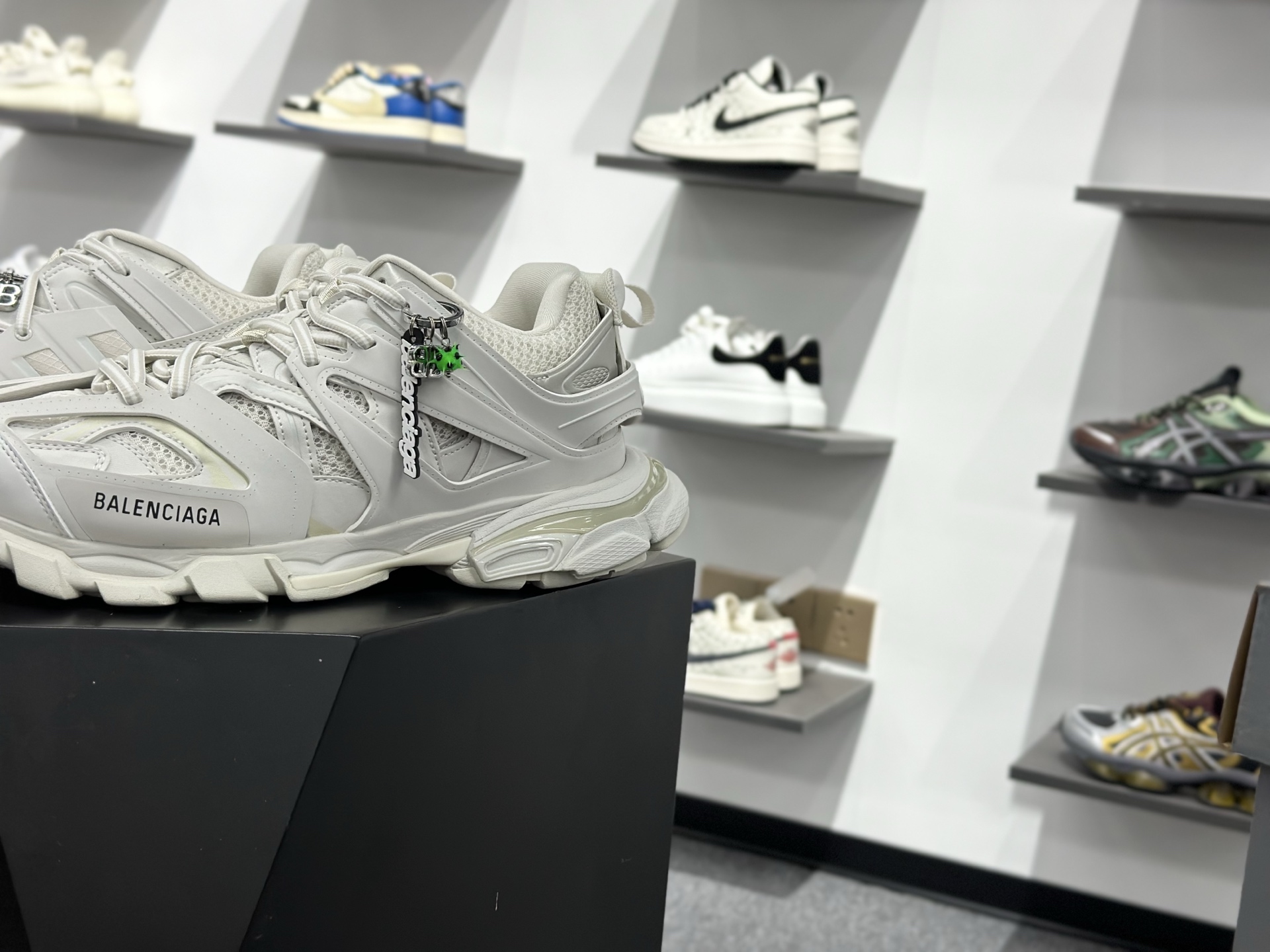 Balenciaga巴黎世家 Track 圆头系带吊饰 低帮 老爹鞋 男款 黑色