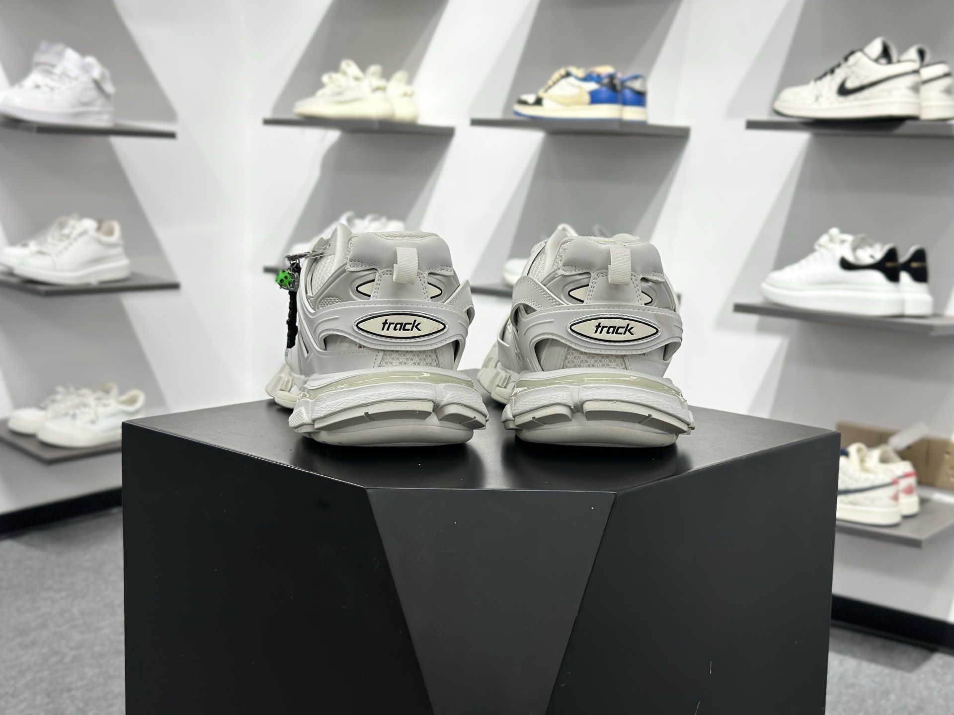 Balenciaga巴黎世家 Track 圆头系带吊饰 低帮 老爹鞋 男款 黑色