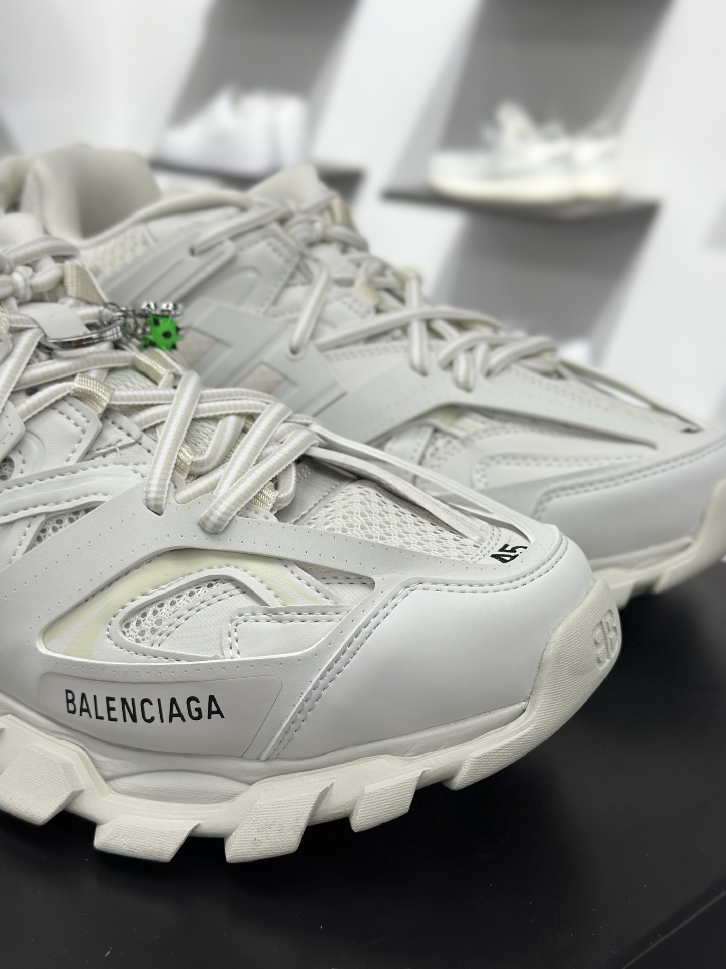 Balenciaga巴黎世家 Track 圆头系带吊饰 低帮 老爹鞋 男款 黑色