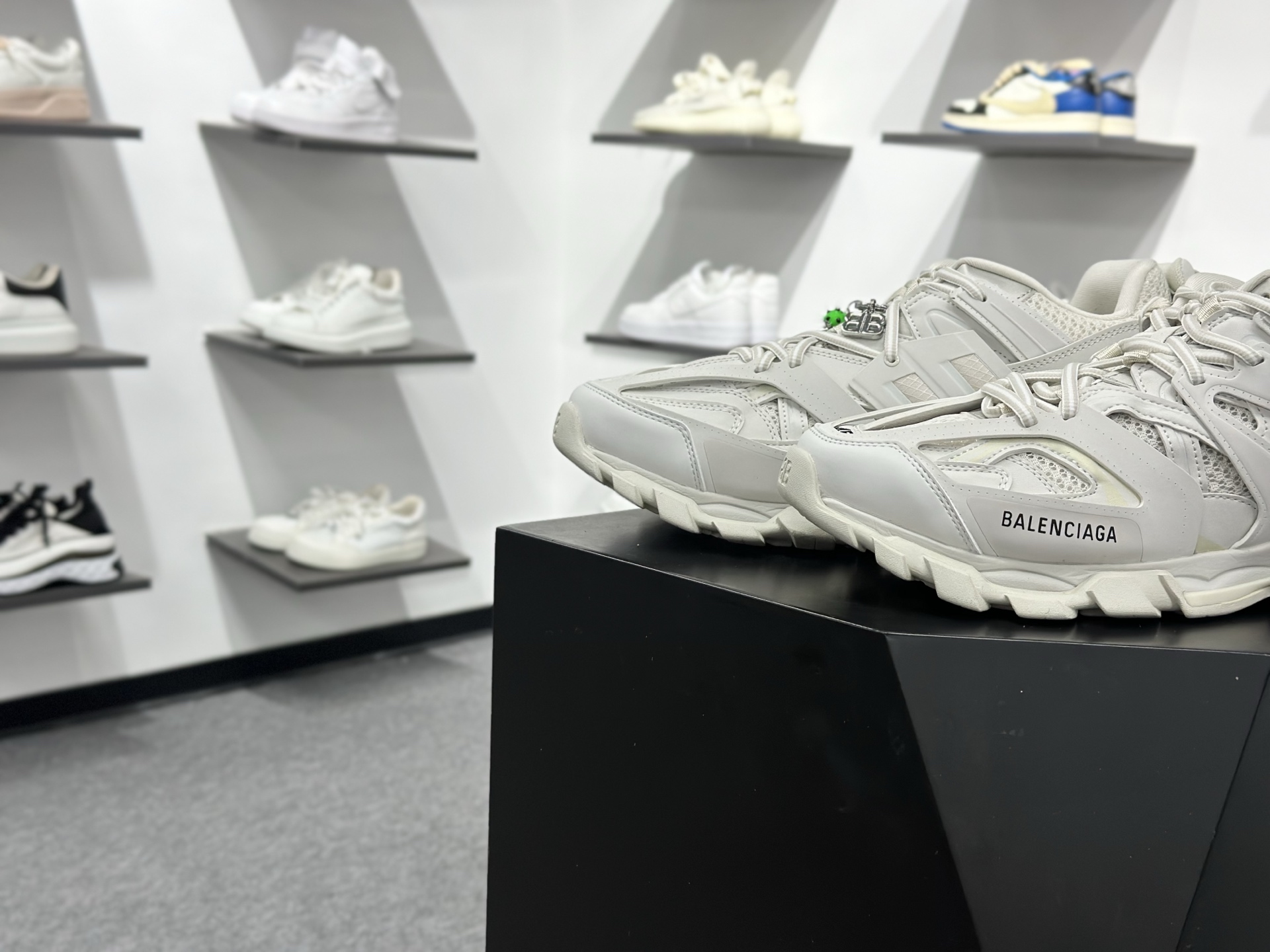 Balenciaga巴黎世家 Track 圆头系带吊饰 低帮 老爹鞋 男款 黑色