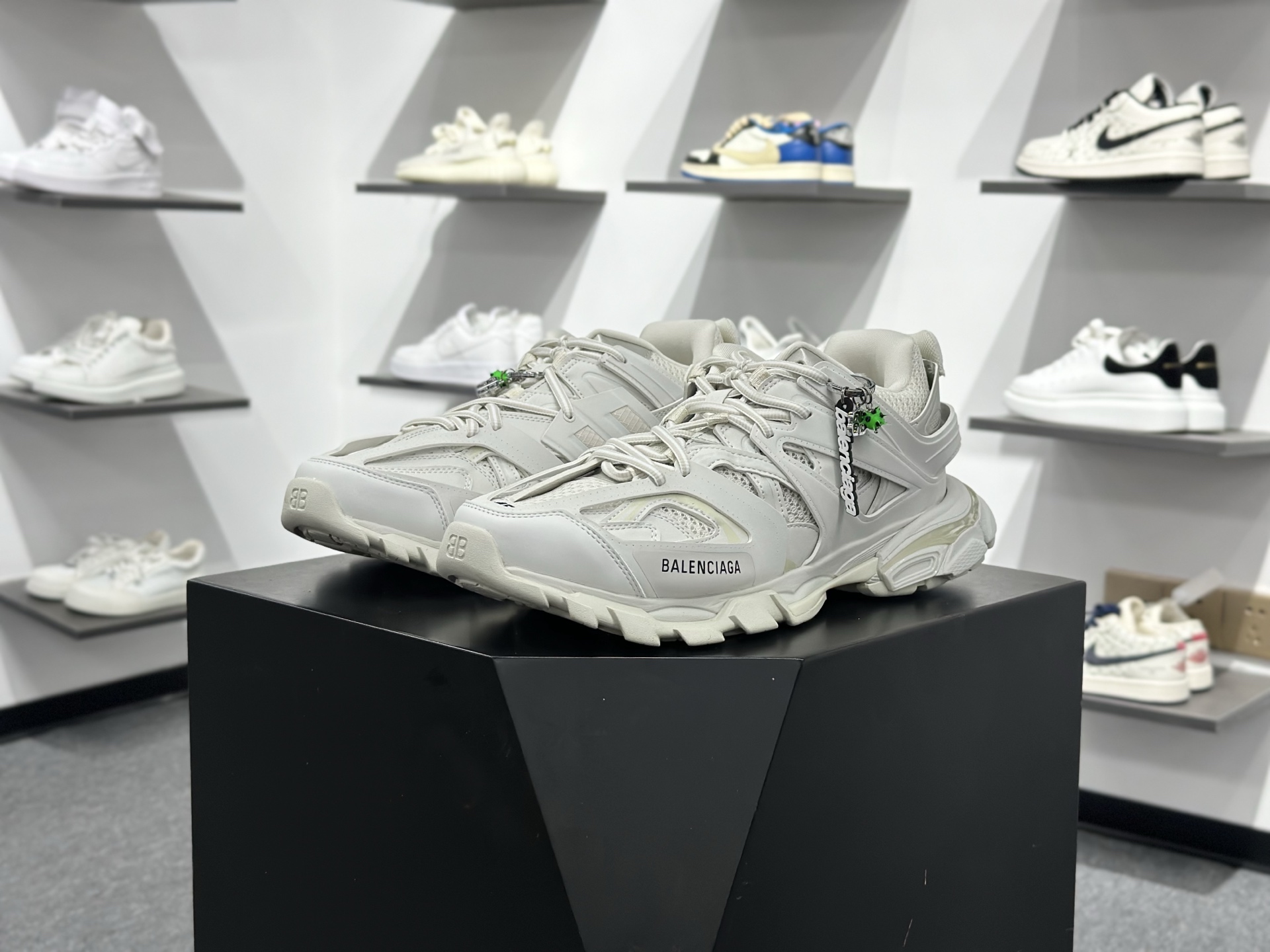 Balenciaga巴黎世家 Track 圆头系带吊饰 低帮 老爹鞋 男款 黑色