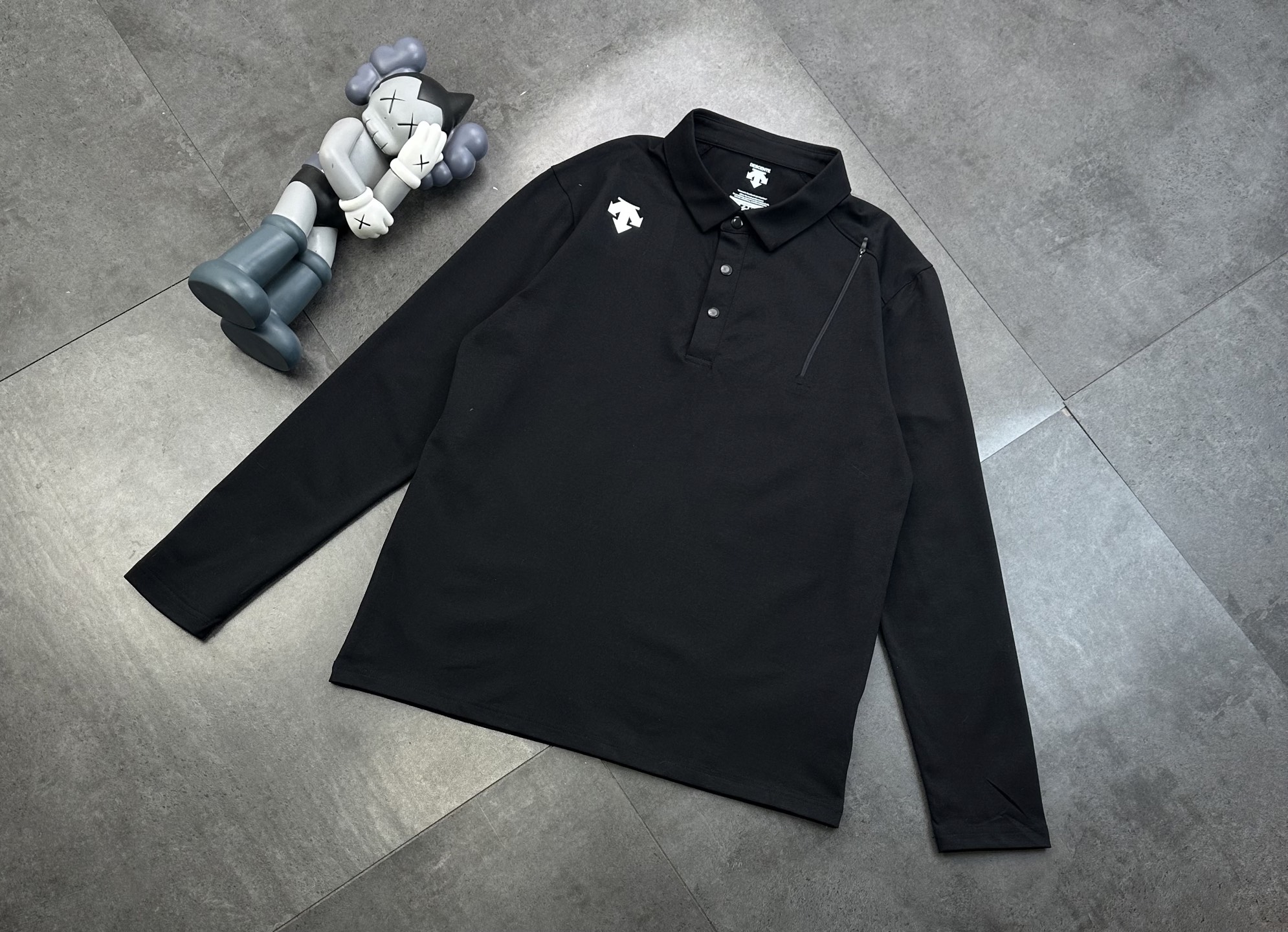 💰210
DESCENTE迪桑特户外休闲运动速干弹力长袖打底 运动 健身训练 跑步长袖T恤

-春季百塔款式，打底 面料舒适透气  百搭运动休闲今天这款，性价比超高，真的是一次比一次惊喜呀！主打的就是轻盈！高弹！舒适！

-圆领设计，外观简约时尚，弹力设计，确保活动自如，能满足户外运动时的各种大幅度动作需求，同时具备良好的透气性能，能有效排出汗水和湿气，让皮肤保持干爽，穿着舒适！

-颜色：黑色、白色 绿色
-尺码：M- XXL

       衣长  胸围  肩宽  袖长
M     69    100     48    64
L      71     104    49    65
XL    73     108    50    66
XXL  76     112    51     67