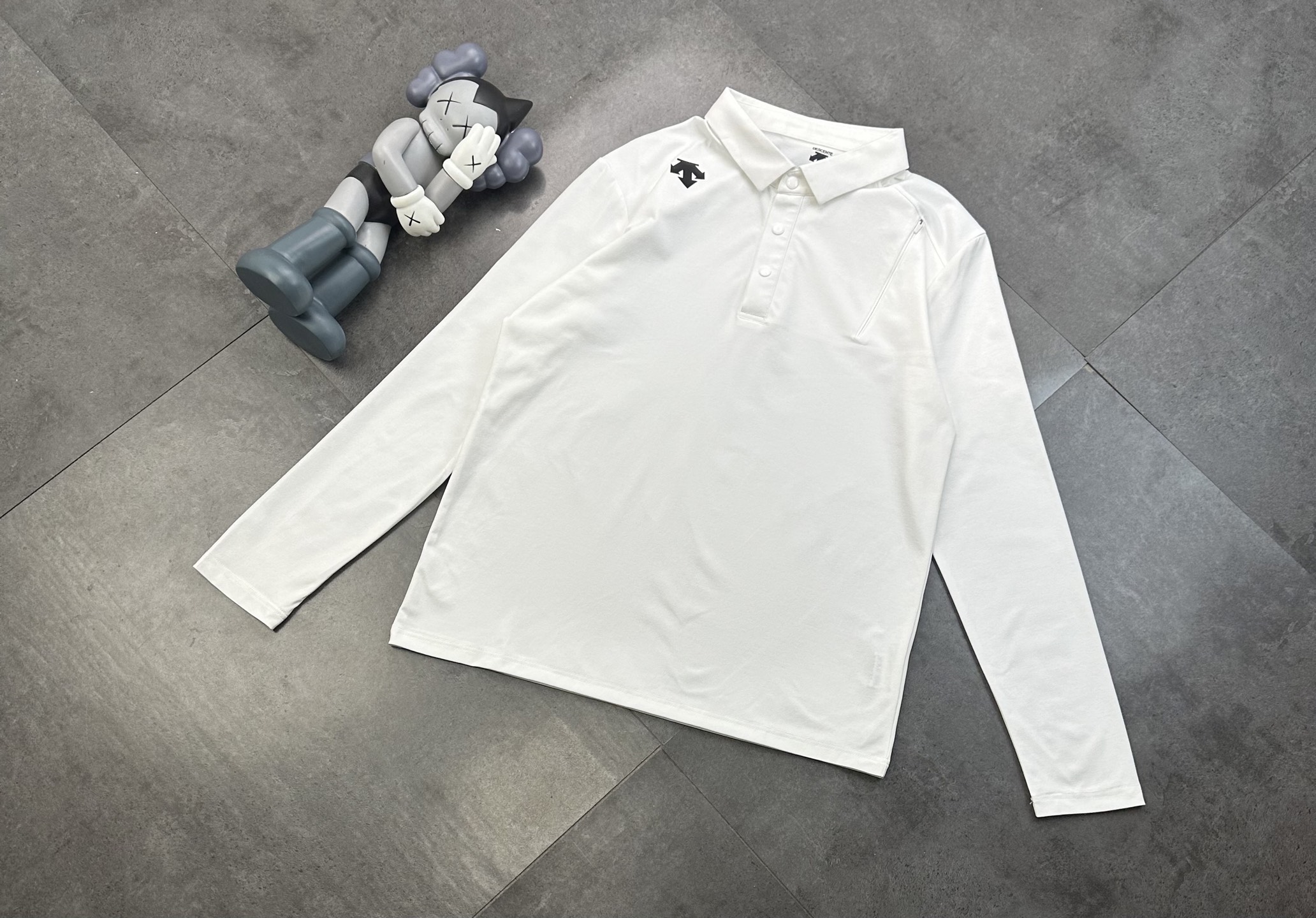 💰210
DESCENTE迪桑特户外休闲运动速干弹力长袖打底 运动 健身训练 跑步长袖T恤

-春季百塔款式，打底 面料舒适透气  百搭运动休闲今天这款，性价比超高，真的是一次比一次惊喜呀！主打的就是轻盈！高弹！舒适！

-圆领设计，外观简约时尚，弹力设计，确保活动自如，能满足户外运动时的各种大幅度动作需求，同时具备良好的透气性能，能有效排出汗水和湿气，让皮肤保持干爽，穿着舒适！

-颜色：黑色、白色 绿色
-尺码：M- XXL

       衣长  胸围  肩宽  袖长
M     69    100     48    64
L      71     104    49    65
XL    73     108    50    66
XXL  76     112    51     67