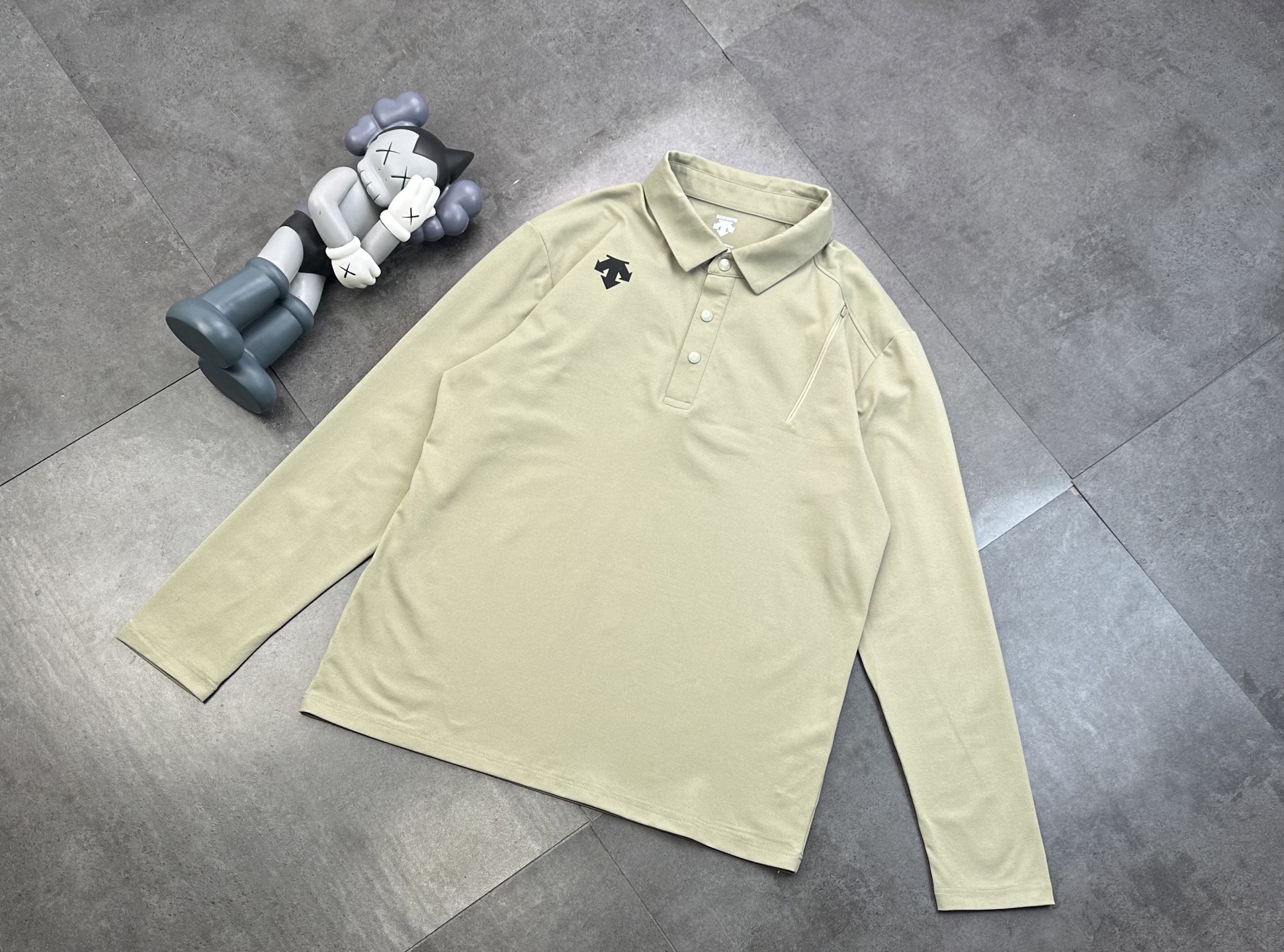 💰210
DESCENTE迪桑特户外休闲运动速干弹力长袖打底 运动 健身训练 跑步长袖T恤

-春季百塔款式，打底 面料舒适透气  百搭运动休闲今天这款，性价比超高，真的是一次比一次惊喜呀！主打的就是轻盈！高弹！舒适！

-圆领设计，外观简约时尚，弹力设计，确保活动自如，能满足户外运动时的各种大幅度动作需求，同时具备良好的透气性能，能有效排出汗水和湿气，让皮肤保持干爽，穿着舒适！

-颜色：黑色、白色 绿色
-尺码：M- XXL

       衣长  胸围  肩宽  袖长
M     69    100     48    64
L      71     104    49    65
XL    73     108    50    66
XXL  76     112    51     67