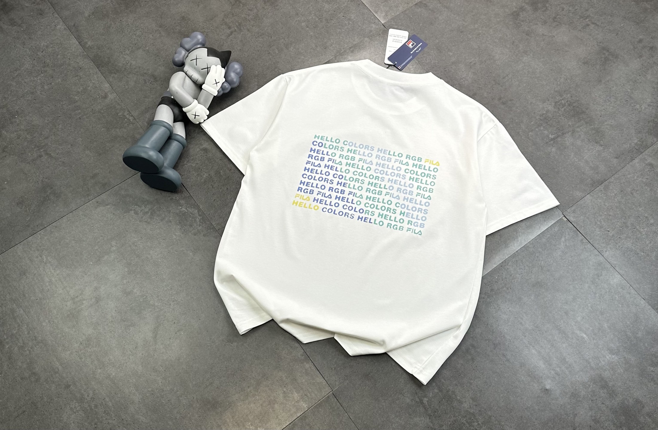 85💰潮牌🎁Fila斐乐官网同款同步短袖!胸口logo点缀胸前,简约又不失时尚感,一眼就狠狠拿捏住了!正肩版型对各种身材都很友好,穿起来整个人显得挺拔又精神,瞬间男友力拉满上
日常出门搭配牛仔裤或者工装裤,随性又自在,轻松拿捏生活感穿搭。每次穿它出门,都能收到不少夸赞,这回头率谁看了不心动?
颜色:黑色 白色
M L XL XXL (100-140)
胸围 104 108 114 118 (140-160)
肩宽 40 41 42 43 (160-180)
衣长 67 69 71 73 (180-220)