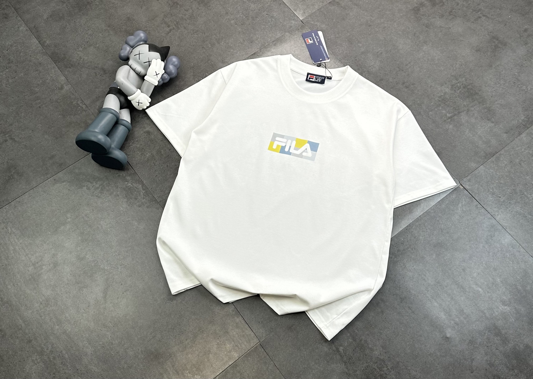 85💰潮牌🎁Fila斐乐官网同款同步短袖!胸口logo点缀胸前,简约又不失时尚感,一眼就狠狠拿捏住了!正肩版型对各种身材都很友好,穿起来整个人显得挺拔又精神,瞬间男友力拉满上
日常出门搭配牛仔裤或者工装裤,随性又自在,轻松拿捏生活感穿搭。每次穿它出门,都能收到不少夸赞,这回头率谁看了不心动?
颜色:黑色 白色
M L XL XXL (100-140)
胸围 104 108 114 118 (140-160)
肩宽 40 41 42 43 (160-180)
衣长 67 69 71 73 (180-220)