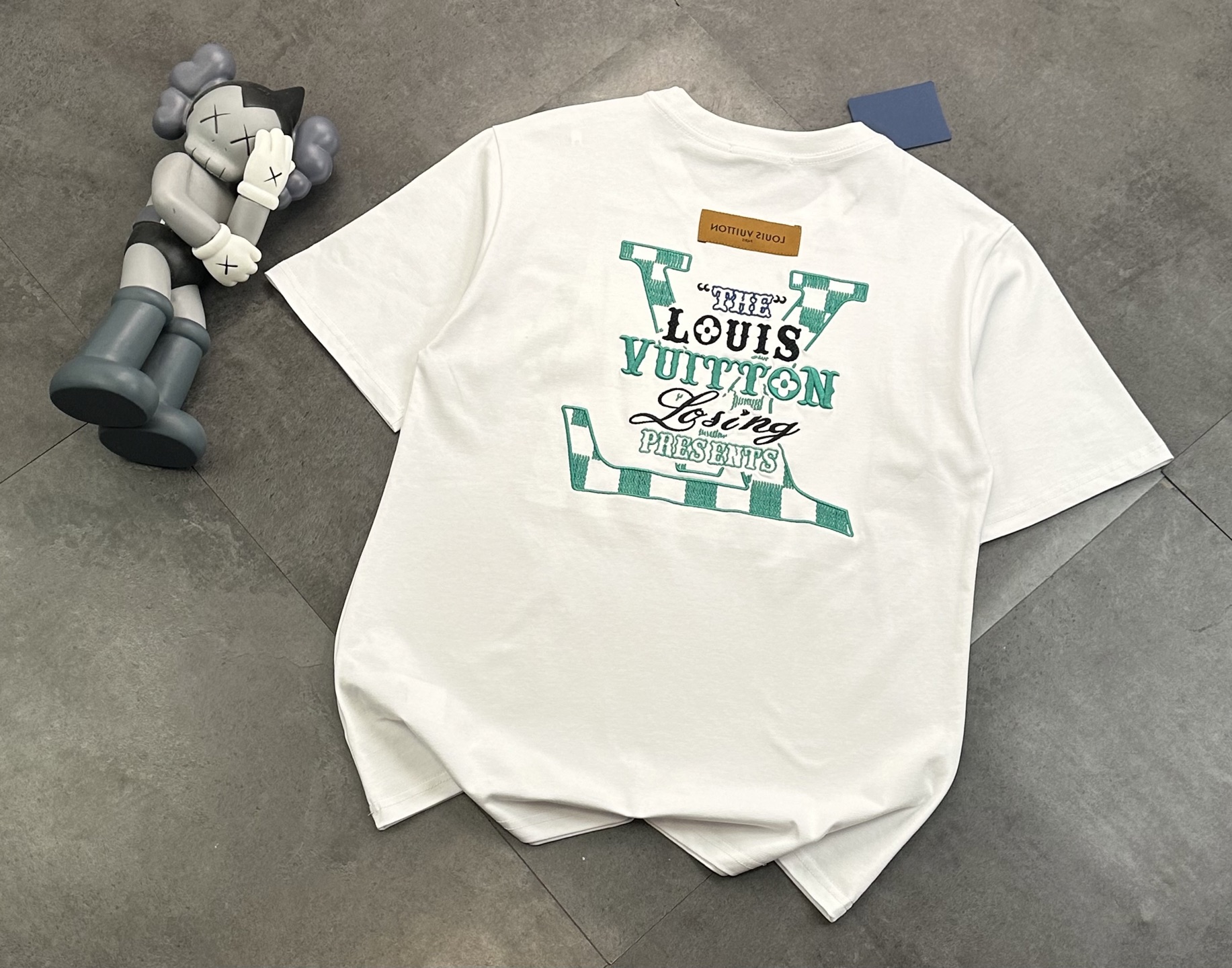 包邮 潮牌🎁 LV路易威登棋盘格刺绣情侣款短袖T恤! 🎆:240g双纱潮牌专用棉,纹理清晰,质感满满,同缸定染1×1无色差精密纯棉螺纹,层搭叠穿,自留好货,强烈推荐~所有的辅料全部原版定制! 🎆:百分百重工好货,精工立体裁剪,宽松的版型,百搭各种身材,妹子可以完美驾驭小码,自留强烈推荐~ 🎆:经典的品牌LOGO用以高精密刺绣工艺,高端有质感!整体做工用料也是相当讲究,处处体现品牌对品质的把控!妥妥的大厂风范! 颜色:黑色 白色 M L XL XXL 胸围 96 100 104 108 肩宽 40 41 42 43 衣长 67 69 71 73