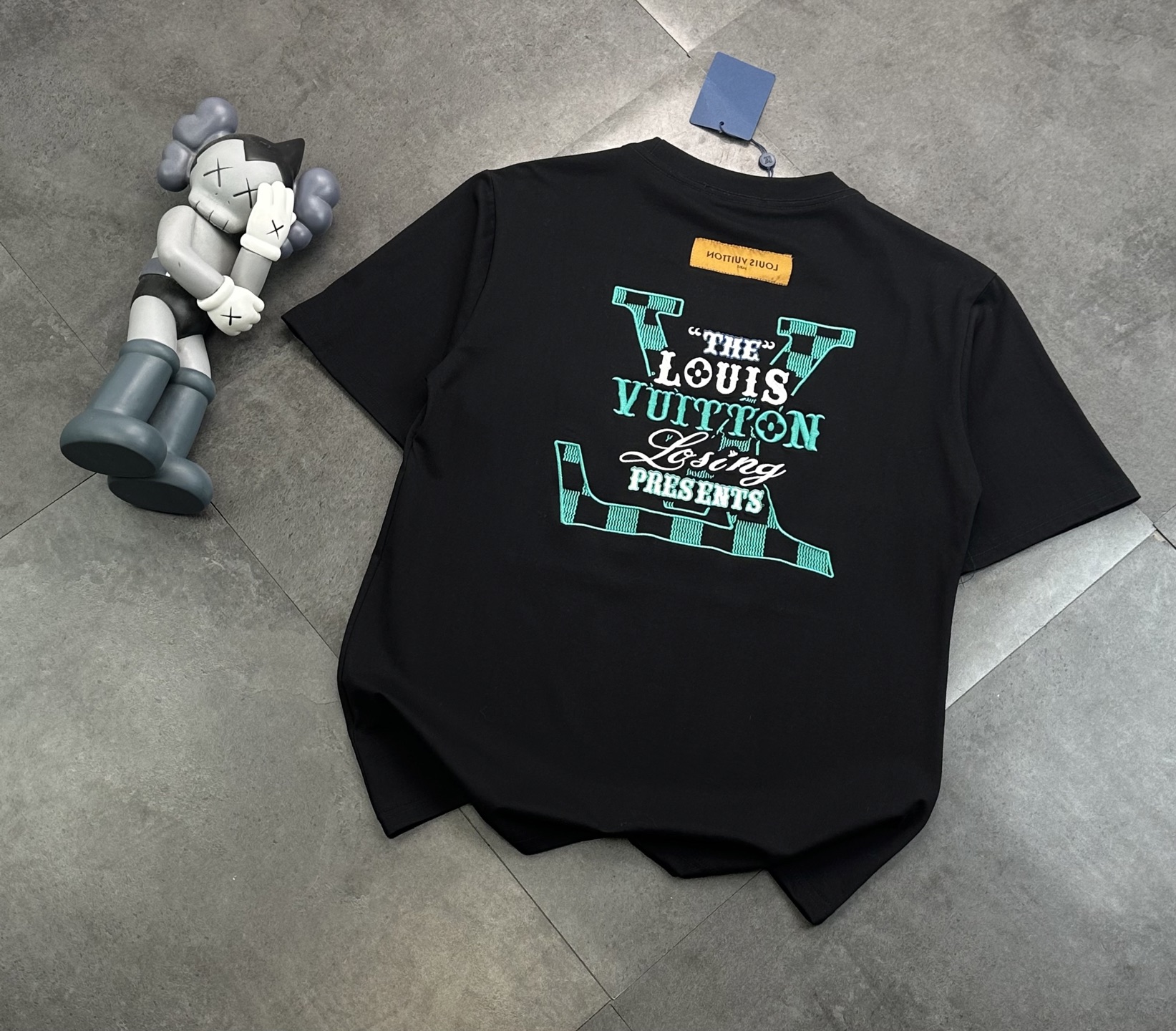 包邮 潮牌🎁 LV路易威登棋盘格刺绣情侣款短袖T恤! 🎆:240g双纱潮牌专用棉,纹理清晰,质感满满,同缸定染1×1无色差精密纯棉螺纹,层搭叠穿,自留好货,强烈推荐~所有的辅料全部原版定制! 🎆:百分百重工好货,精工立体裁剪,宽松的版型,百搭各种身材,妹子可以完美驾驭小码,自留强烈推荐~ 🎆:经典的品牌LOGO用以高精密刺绣工艺,高端有质感!整体做工用料也是相当讲究,处处体现品牌对品质的把控!妥妥的大厂风范! 颜色:黑色 白色 M L XL XXL 胸围 96 100 104 108 肩宽 40 41 42 43 衣长 67 69 71 73