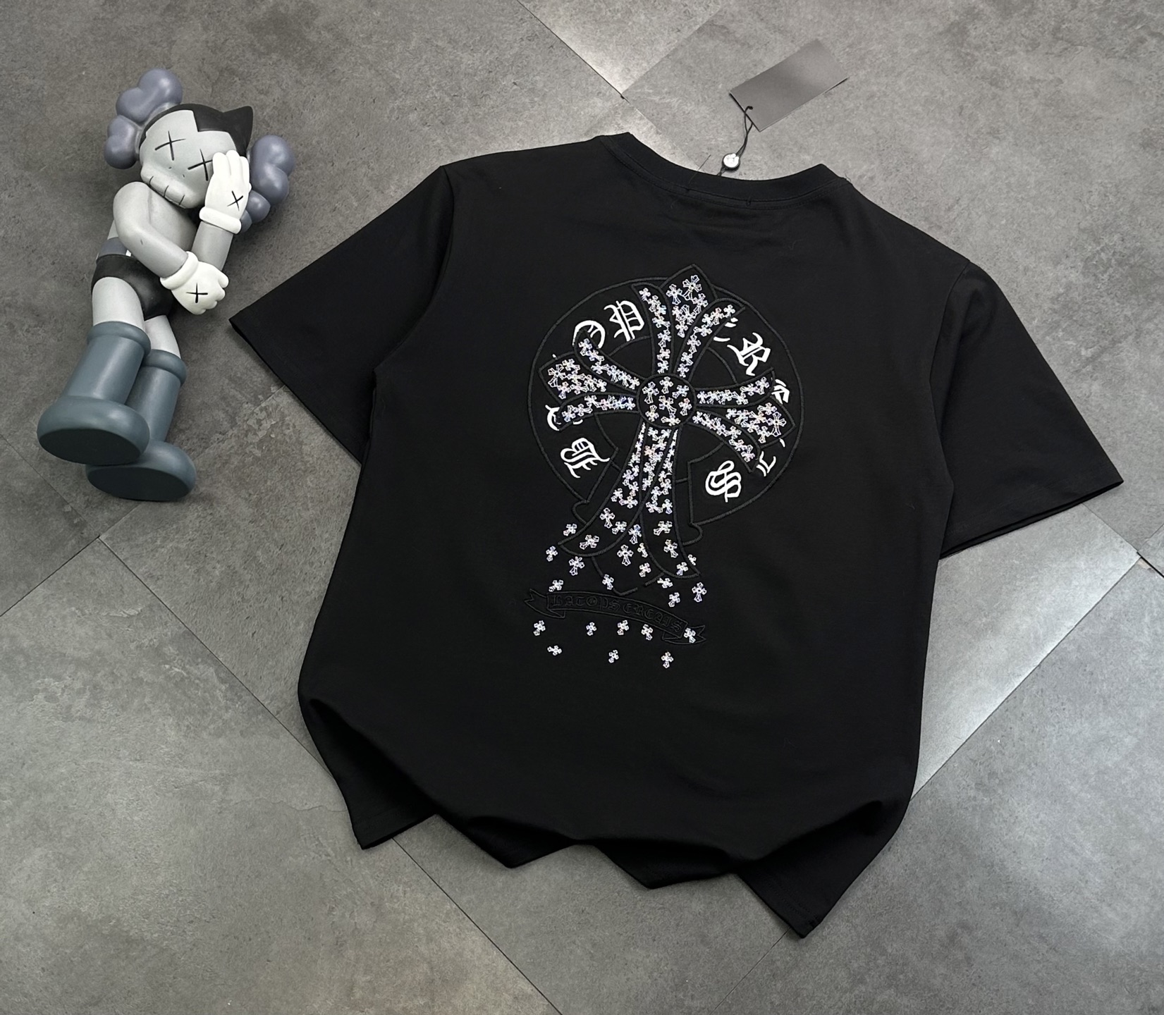 包邮 潮牌🎁Chromehearts 克罗心拼接贴布绣圆领短袖T恤! 🎆:240g双纱潮牌专用棉,纹理清晰,质感满满,同缸定染1×1无色差精密纯棉螺纹,层搭叠穿,自留好货,强烈推荐~所有的辅料全部原版定制! 🎆:百分百重工好货,精工立体裁剪,宽松的版型,百搭各种身材,妹子可以完美驾驭小码,自留强烈推荐~ 🎆:经典的品牌LOGO工艺,高端有质感!整体做工用料也是相当讲究,处处体现品牌对品质的把控!妥妥的大厂风范! 颜色: 黑色 白色 M L XL XXL 胸围 96 100 104 108 肩宽 40 41 42 43 衣长 72 73 74 75