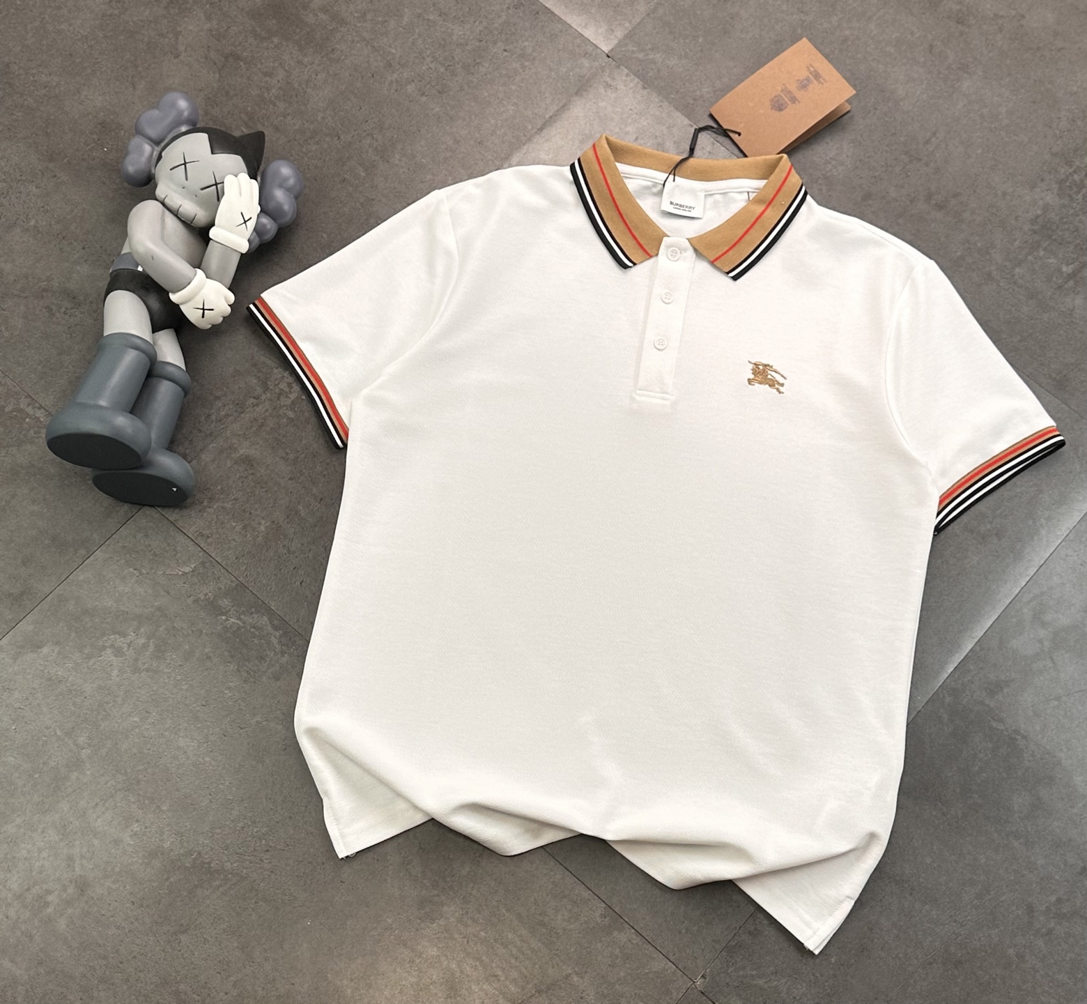 💰90
巴宝莉Burberry 刺绣Polo衫情侣款短袖T恤polo衬衫！

🎆：240g双纱潮牌专用棉，纹理清晰，质感满满，同缸定染1×1无色差精密纯棉螺纹，层搭叠穿，自留好货，强烈推荐~所有的辅料全部原版定制！

🎆：百分百重工好货，精工立体裁剪，宽松的版型，百搭各种身材，妹子可以完美驾驭小码，自留强烈推荐~

🎆：经典的品牌LOGO工艺，高端有质感！整体做工用料也是相当讲究，处处体现品牌对品质的把控！妥妥的大厂风范！
颜色：黑色 白色 灰色 

         M    L    XL   XXL 
胸围  96  100   104  108   
肩宽  40   41   42   43     
衣长  67   69   71   73    
