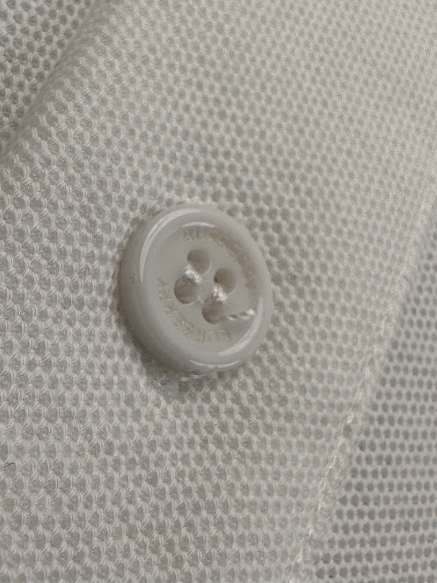 💰90
巴宝莉Burberry 刺绣Polo衫情侣款短袖T恤polo衬衫！

🎆：240g双纱潮牌专用棉，纹理清晰，质感满满，同缸定染1×1无色差精密纯棉螺纹，层搭叠穿，自留好货，强烈推荐~所有的辅料全部原版定制！

🎆：百分百重工好货，精工立体裁剪，宽松的版型，百搭各种身材，妹子可以完美驾驭小码，自留强烈推荐~

🎆：经典的品牌LOGO工艺，高端有质感！整体做工用料也是相当讲究，处处体现品牌对品质的把控！妥妥的大厂风范！
颜色：黑色 白色 灰色 

         M    L    XL   XXL 
胸围  96  100   104  108   
肩宽  40   41   42   43     
衣长  67   69   71   73    
