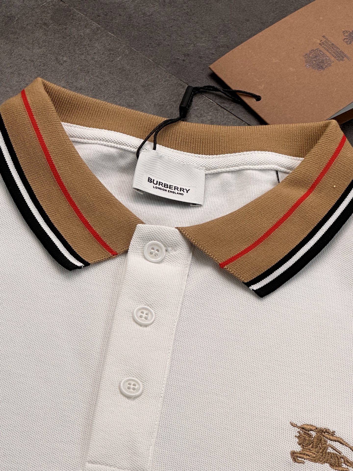 💰90
巴宝莉Burberry 刺绣Polo衫情侣款短袖T恤polo衬衫！

🎆：240g双纱潮牌专用棉，纹理清晰，质感满满，同缸定染1×1无色差精密纯棉螺纹，层搭叠穿，自留好货，强烈推荐~所有的辅料全部原版定制！

🎆：百分百重工好货，精工立体裁剪，宽松的版型，百搭各种身材，妹子可以完美驾驭小码，自留强烈推荐~

🎆：经典的品牌LOGO工艺，高端有质感！整体做工用料也是相当讲究，处处体现品牌对品质的把控！妥妥的大厂风范！
颜色：黑色 白色 灰色 

         M    L    XL   XXL 
胸围  96  100   104  108   
肩宽  40   41   42   43     
衣长  67   69   71   73    
