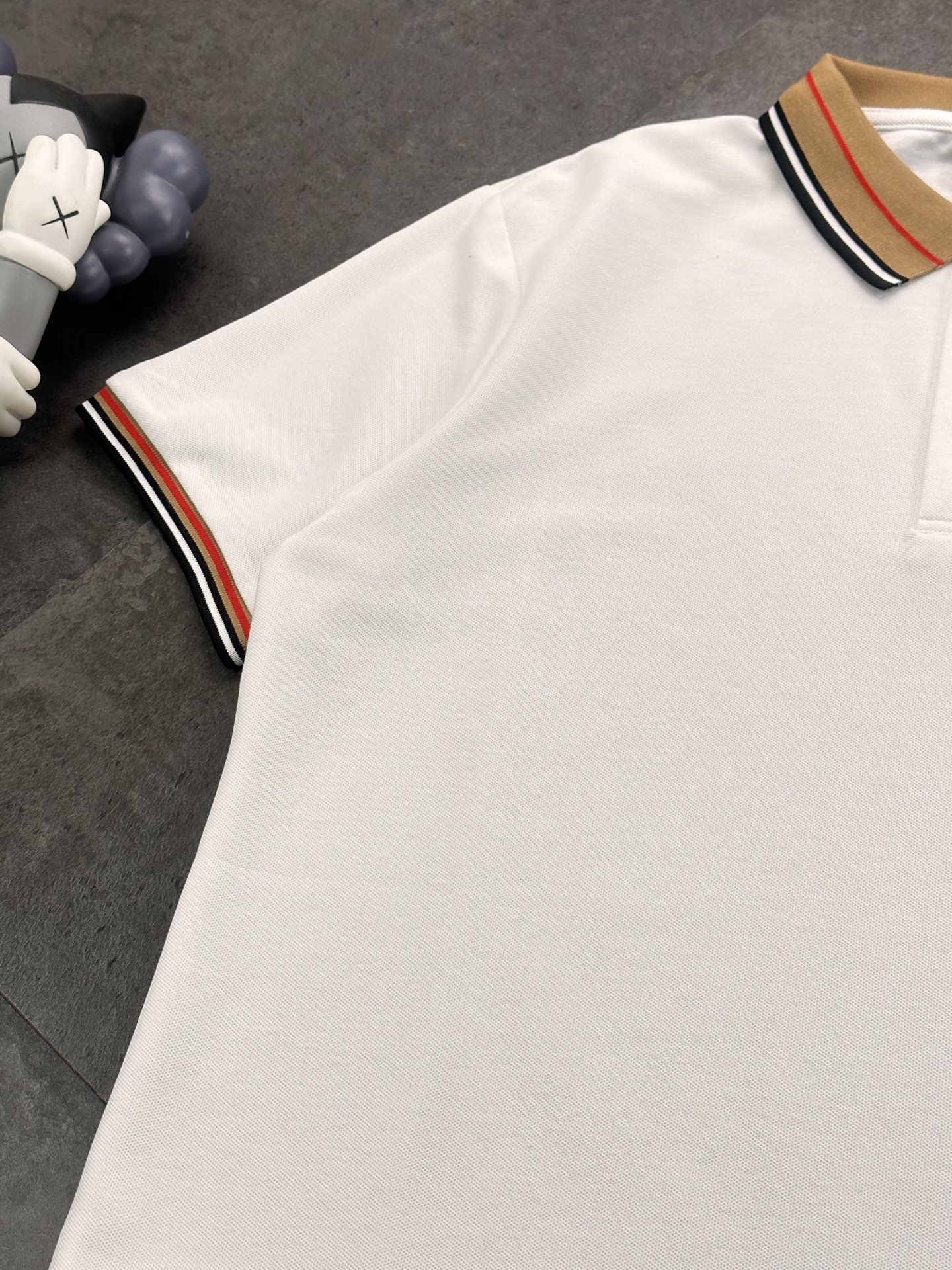 💰90
巴宝莉Burberry 刺绣Polo衫情侣款短袖T恤polo衬衫！

🎆：240g双纱潮牌专用棉，纹理清晰，质感满满，同缸定染1×1无色差精密纯棉螺纹，层搭叠穿，自留好货，强烈推荐~所有的辅料全部原版定制！

🎆：百分百重工好货，精工立体裁剪，宽松的版型，百搭各种身材，妹子可以完美驾驭小码，自留强烈推荐~

🎆：经典的品牌LOGO工艺，高端有质感！整体做工用料也是相当讲究，处处体现品牌对品质的把控！妥妥的大厂风范！
颜色：黑色 白色 灰色 

         M    L    XL   XXL 
胸围  96  100   104  108   
肩宽  40   41   42   43     
衣长  67   69   71   73    
