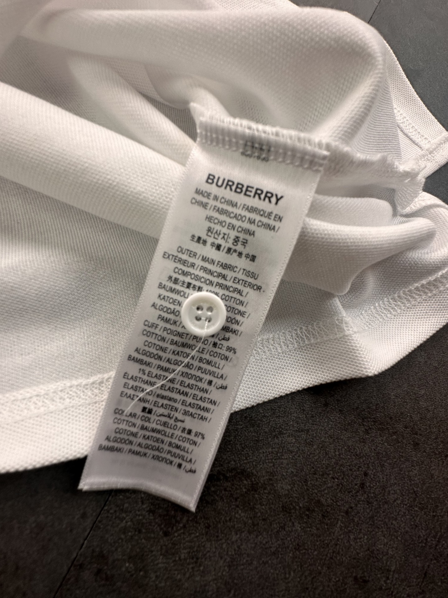 💰90
巴宝莉Burberry 刺绣Polo衫情侣款短袖T恤polo衬衫！

🎆：240g双纱潮牌专用棉，纹理清晰，质感满满，同缸定染1×1无色差精密纯棉螺纹，层搭叠穿，自留好货，强烈推荐~所有的辅料全部原版定制！

🎆：百分百重工好货，精工立体裁剪，宽松的版型，百搭各种身材，妹子可以完美驾驭小码，自留强烈推荐~

🎆：经典的品牌LOGO工艺，高端有质感！整体做工用料也是相当讲究，处处体现品牌对品质的把控！妥妥的大厂风范！
颜色：黑色 白色 灰色 

         M    L    XL   XXL 
胸围  96  100   104  108   
肩宽  40   41   42   43     
衣长  67   69   71   73    
