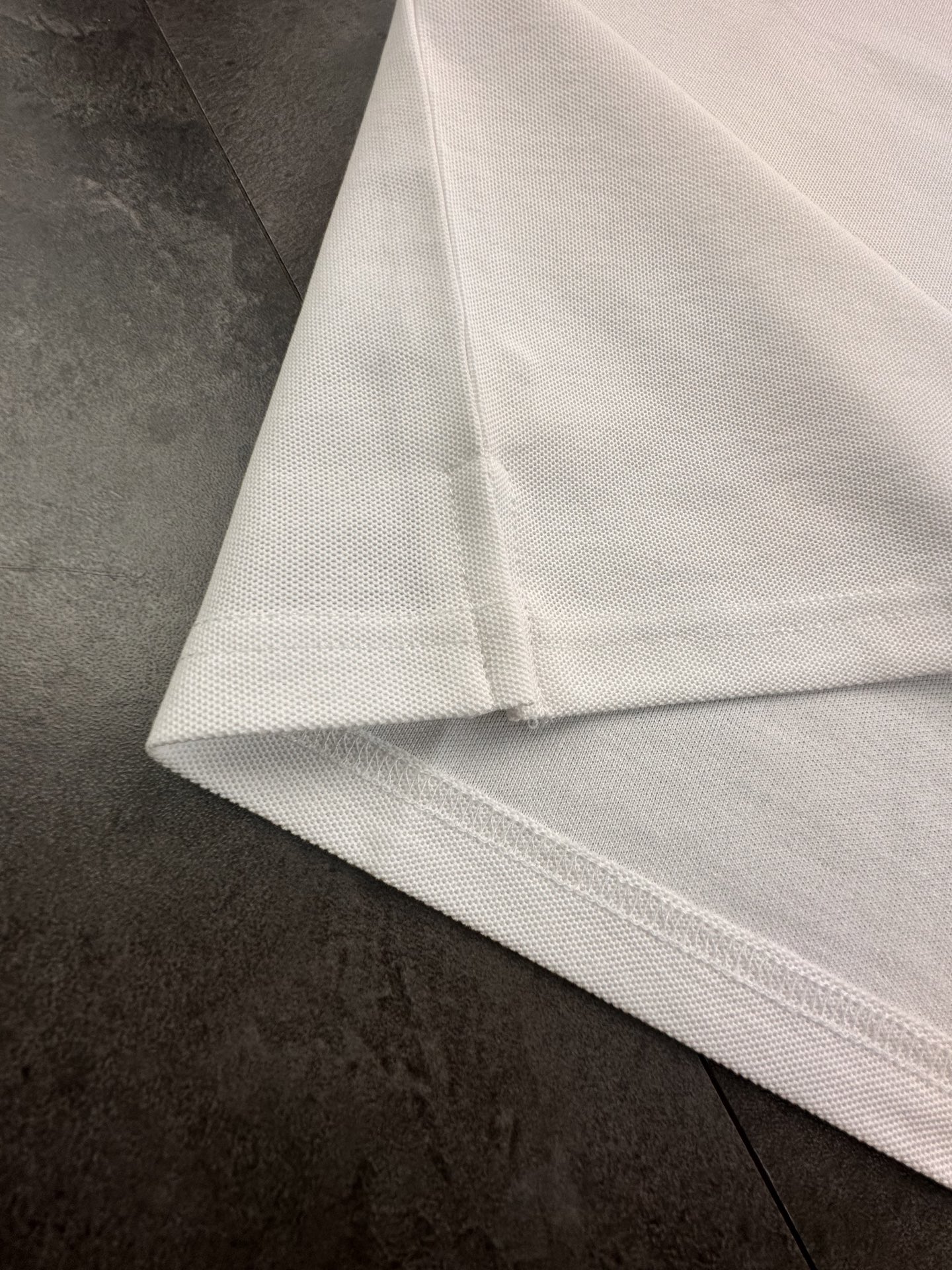 💰90
巴宝莉Burberry 刺绣Polo衫情侣款短袖T恤polo衬衫！

🎆：240g双纱潮牌专用棉，纹理清晰，质感满满，同缸定染1×1无色差精密纯棉螺纹，层搭叠穿，自留好货，强烈推荐~所有的辅料全部原版定制！

🎆：百分百重工好货，精工立体裁剪，宽松的版型，百搭各种身材，妹子可以完美驾驭小码，自留强烈推荐~

🎆：经典的品牌LOGO工艺，高端有质感！整体做工用料也是相当讲究，处处体现品牌对品质的把控！妥妥的大厂风范！
颜色：黑色 白色 灰色 

         M    L    XL   XXL 
胸围  96  100   104  108   
肩宽  40   41   42   43     
衣长  67   69   71   73    
