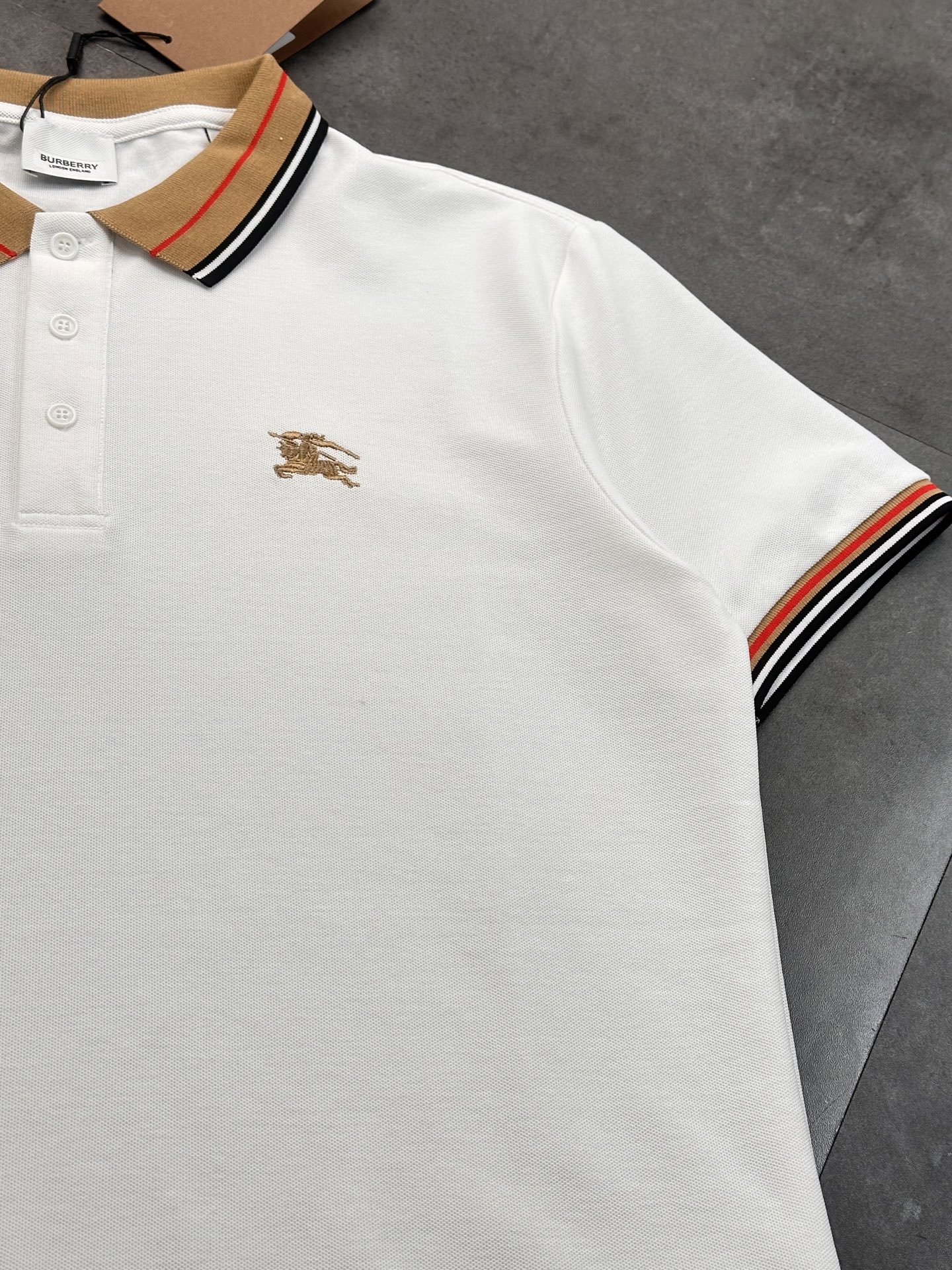 💰90
巴宝莉Burberry 刺绣Polo衫情侣款短袖T恤polo衬衫！

🎆：240g双纱潮牌专用棉，纹理清晰，质感满满，同缸定染1×1无色差精密纯棉螺纹，层搭叠穿，自留好货，强烈推荐~所有的辅料全部原版定制！

🎆：百分百重工好货，精工立体裁剪，宽松的版型，百搭各种身材，妹子可以完美驾驭小码，自留强烈推荐~

🎆：经典的品牌LOGO工艺，高端有质感！整体做工用料也是相当讲究，处处体现品牌对品质的把控！妥妥的大厂风范！
颜色：黑色 白色 灰色 

         M    L    XL   XXL 
胸围  96  100   104  108   
肩宽  40   41   42   43     
衣长  67   69   71   73    
