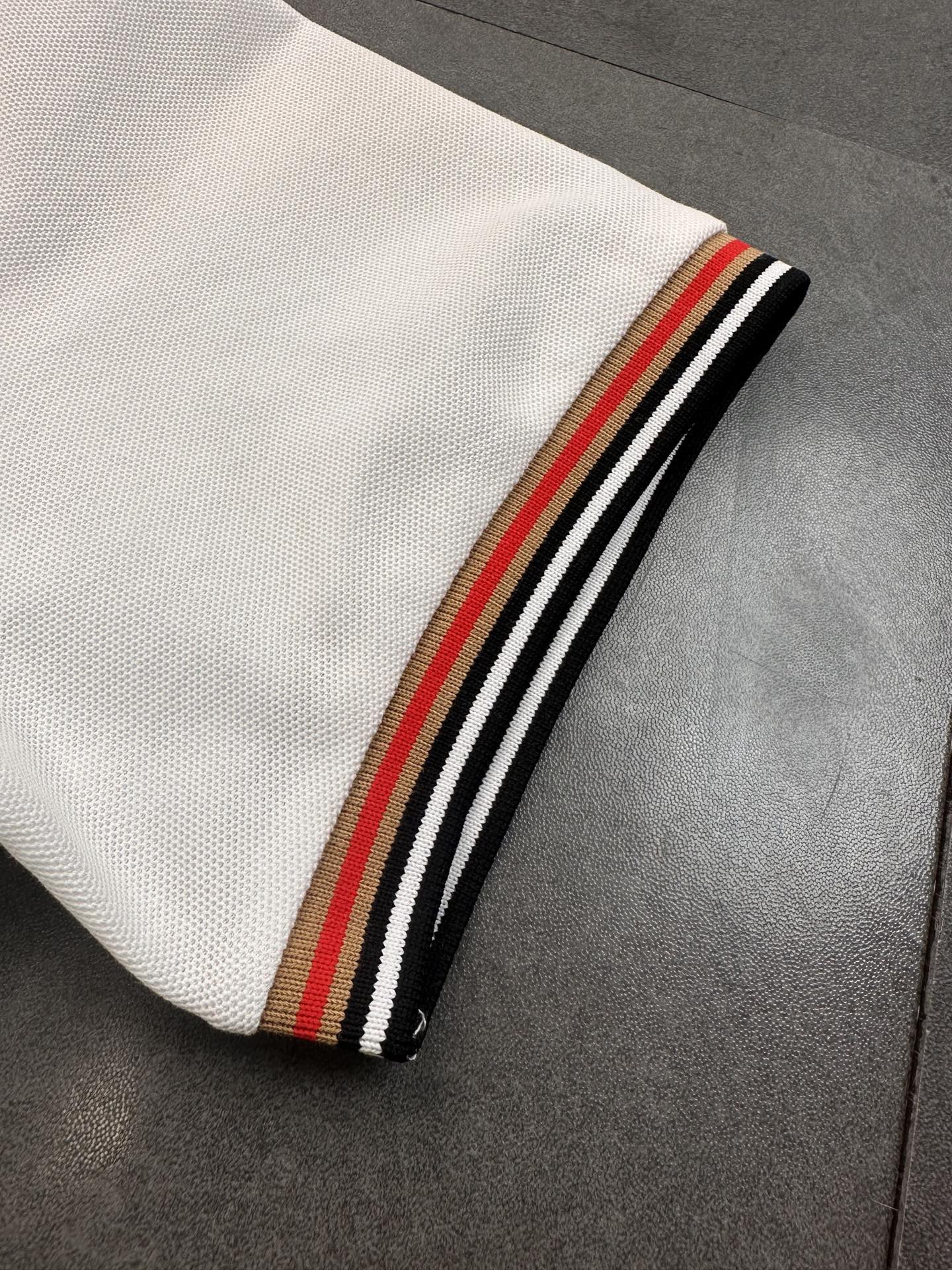💰90
巴宝莉Burberry 刺绣Polo衫情侣款短袖T恤polo衬衫！

🎆：240g双纱潮牌专用棉，纹理清晰，质感满满，同缸定染1×1无色差精密纯棉螺纹，层搭叠穿，自留好货，强烈推荐~所有的辅料全部原版定制！

🎆：百分百重工好货，精工立体裁剪，宽松的版型，百搭各种身材，妹子可以完美驾驭小码，自留强烈推荐~

🎆：经典的品牌LOGO工艺，高端有质感！整体做工用料也是相当讲究，处处体现品牌对品质的把控！妥妥的大厂风范！
颜色：黑色 白色 灰色 

         M    L    XL   XXL 
胸围  96  100   104  108   
肩宽  40   41   42   43     
衣长  67   69   71   73    
