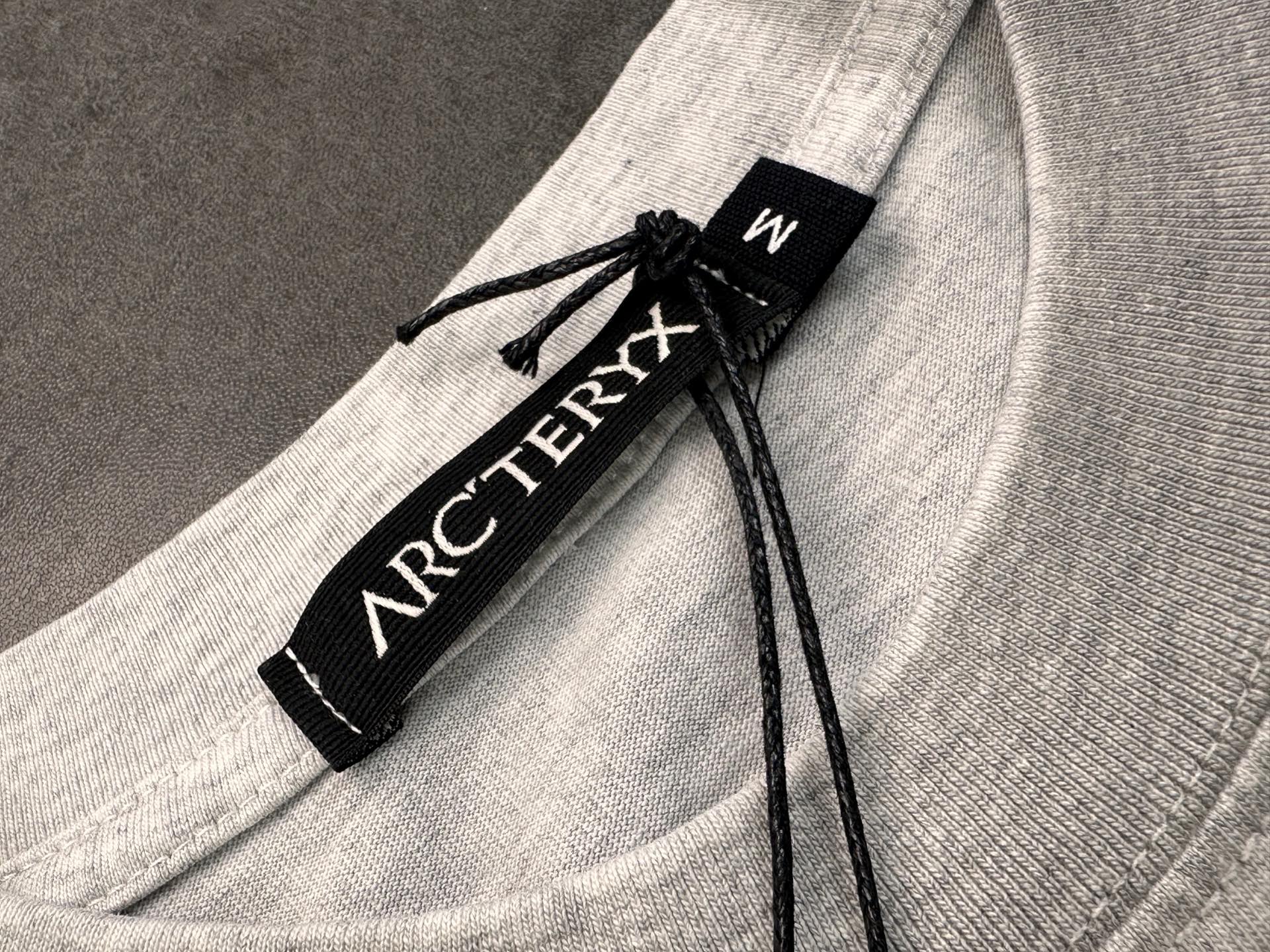 💰120包邮
Arcteryx始祖鸟渐变刺绣限定刺绣短袖T恤,Arctertx今年势不可挡,颠覆传统的户外设计。
采用百分百380克纯棉双纱面料,质感柔软顺滑,保持了始祖鸟出品的一贯高规格。
采用进口刺绣机精密刺绣,看得到的立体层次,设计上
则极其简约,非常不错 鸟牌短袖特别建议入这款 运动
休闲 健身 旅游 真的非常合适
颜色:渐变灰 渐变紫
M L XL XXL (100-140)
胸围 104 108 114 118 (140-160)
肩宽 40 41 42 43 (160-180)
衣长 67 69 71 73 (180-220)