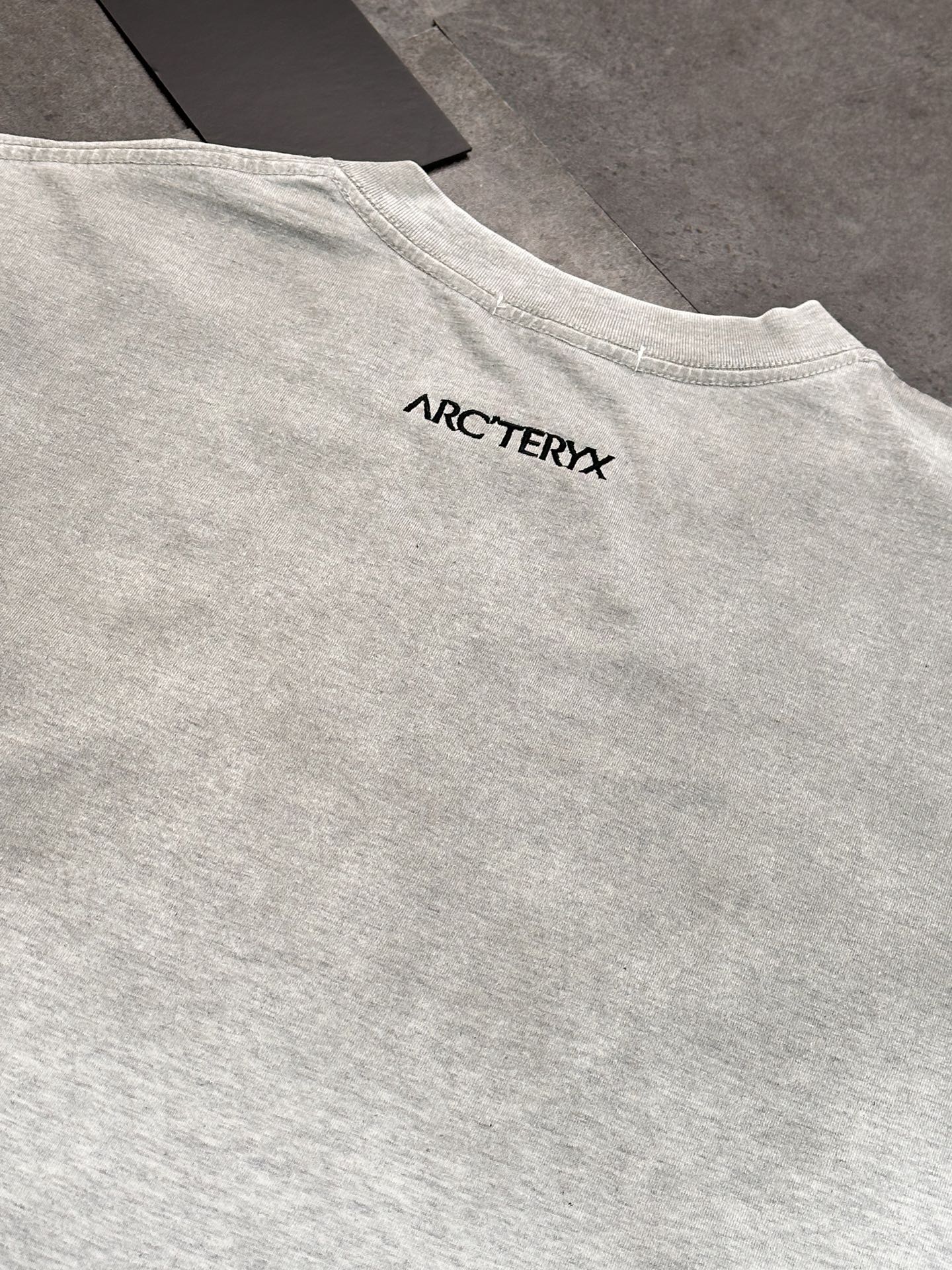 💰120包邮
Arcteryx始祖鸟渐变刺绣限定刺绣短袖T恤,Arctertx今年势不可挡,颠覆传统的户外设计。
采用百分百380克纯棉双纱面料,质感柔软顺滑,保持了始祖鸟出品的一贯高规格。
采用进口刺绣机精密刺绣,看得到的立体层次,设计上
则极其简约,非常不错 鸟牌短袖特别建议入这款 运动
休闲 健身 旅游 真的非常合适
颜色:渐变灰 渐变紫
M L XL XXL (100-140)
胸围 104 108 114 118 (140-160)
肩宽 40 41 42 43 (160-180)
衣长 67 69 71 73 (180-220)