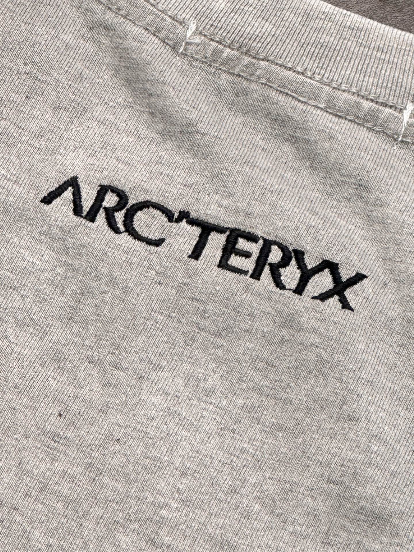 💰120包邮
Arcteryx始祖鸟渐变刺绣限定刺绣短袖T恤,Arctertx今年势不可挡,颠覆传统的户外设计。
采用百分百380克纯棉双纱面料,质感柔软顺滑,保持了始祖鸟出品的一贯高规格。
采用进口刺绣机精密刺绣,看得到的立体层次,设计上
则极其简约,非常不错 鸟牌短袖特别建议入这款 运动
休闲 健身 旅游 真的非常合适
颜色:渐变灰 渐变紫
M L XL XXL (100-140)
胸围 104 108 114 118 (140-160)
肩宽 40 41 42 43 (160-180)
衣长 67 69 71 73 (180-220)