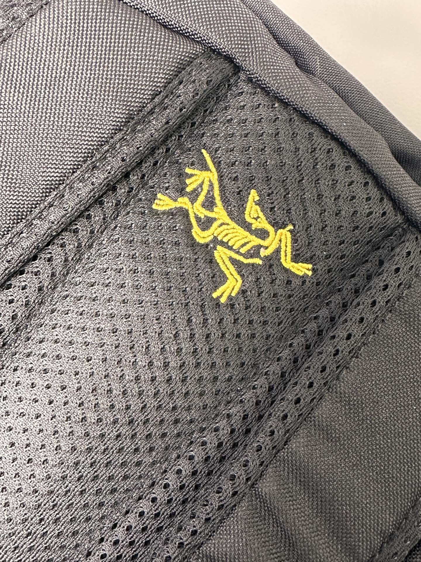 💰230包邮
始祖鸟防水/透气双肩包背包！ 真的值得安利的一只双肩包！推荐的不仅仅是颜值，更是它的实用性！鸟家这个系列的材质剪裁设计，一切都是那么的妙不可言，恰到好处。
整体包型是偏休闲，包身立体裁剪，看着很利索高级，加宽肩带的设计，背起来有很好的舒适感，肩带是网纱材质的，透气、不闷热，而且支撑感非常好，不会给背部带来过多的压力感，包身分层的结构设计，便于分类收纳，可手提，可双肩，实用性非常好！
面料采用的是100D尼龙防撕裂材质，面料防水 不是加了涂层，而是本身密度高 完全惧水 韧性好，防水效果特别棒！！
尺寸：24*15*45 
颜色：灰色 