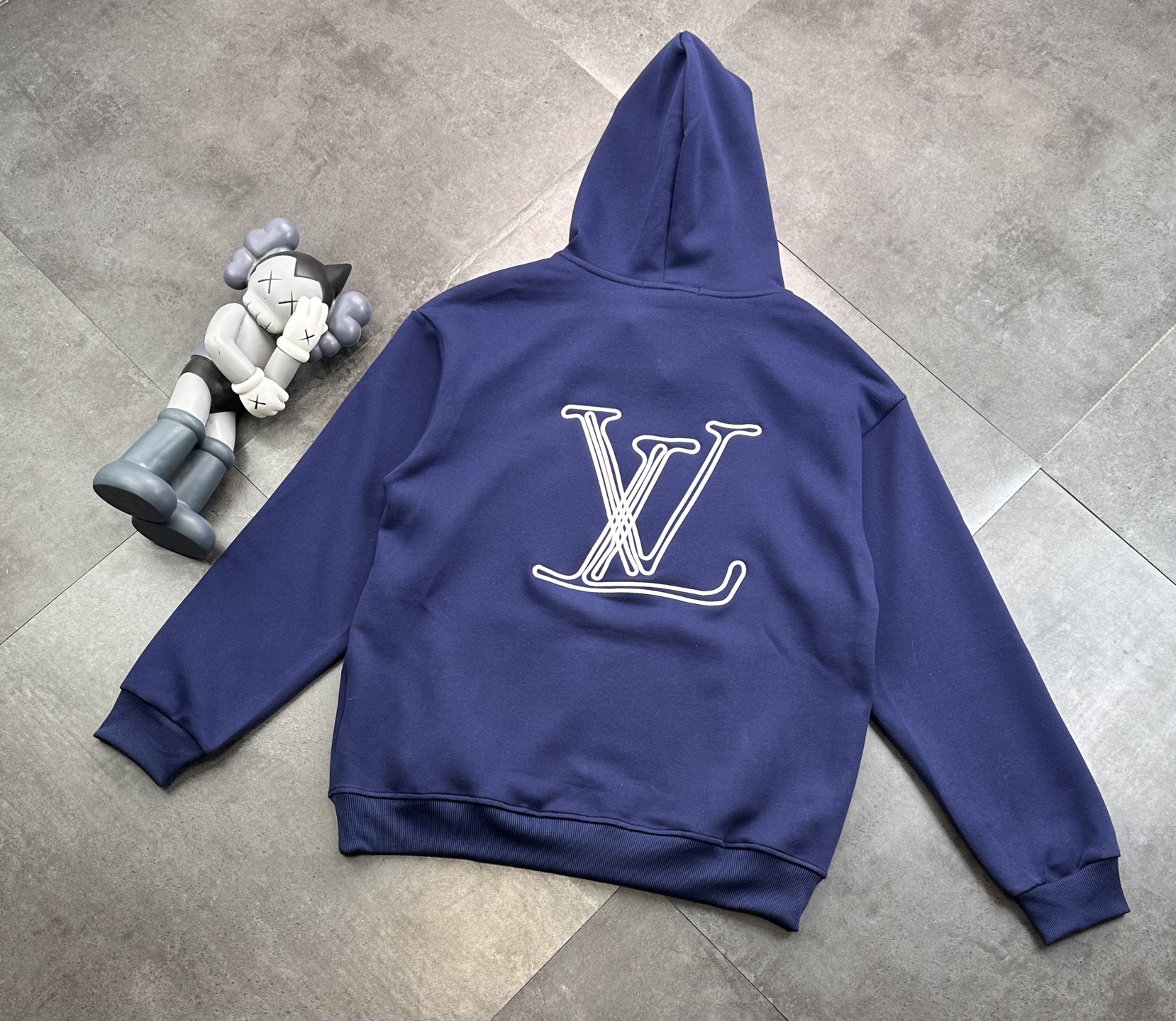 💰170包邮
Louis vuitton LV 驴家前后字母重工刺绣定制五金配件，双帽绳宽松连帽卫衣！

面料：原版定制面料 配套141横机全棉螺纹，整件衣服前后幅左右袖均采用康丽白墨数码直喷印花，根据y版扫描图案出初稿，手工绘制修正初稿清晰度，保证打印出来的花片有渐变有序的视觉效果！
高端人士必备单品，原厂辅料三标齐全！男女同款！
颜色：藏青色
尺码：M- XXL
M衣长67袖长56胸围104肩宽59
L衣长69袖长57胸围108肩宽60
XL衣长71袖长58胸围110肩宽61
XXL衣长73袖长60 胸围114肩宽62