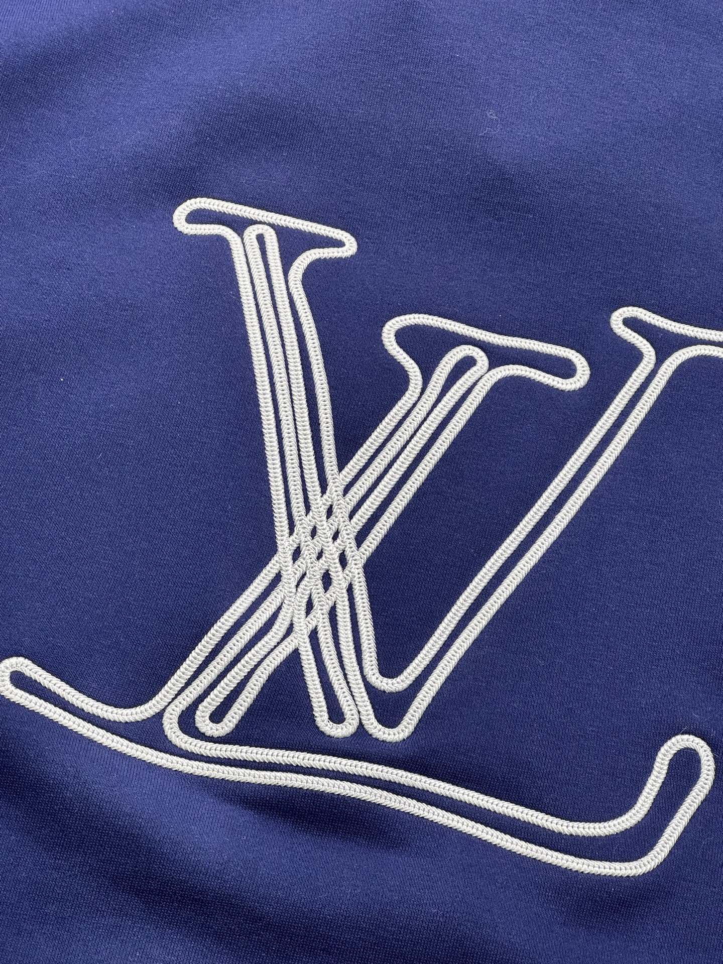 💰170包邮
Louis vuitton LV 驴家前后字母重工刺绣定制五金配件，双帽绳宽松连帽卫衣！

面料：原版定制面料 配套141横机全棉螺纹，整件衣服前后幅左右袖均采用康丽白墨数码直喷印花，根据y版扫描图案出初稿，手工绘制修正初稿清晰度，保证打印出来的花片有渐变有序的视觉效果！
高端人士必备单品，原厂辅料三标齐全！男女同款！
颜色：藏青色
尺码：M- XXL
M衣长67袖长56胸围104肩宽59
L衣长69袖长57胸围108肩宽60
XL衣长71袖长58胸围110肩宽61
XXL衣长73袖长60 胸围114肩宽62