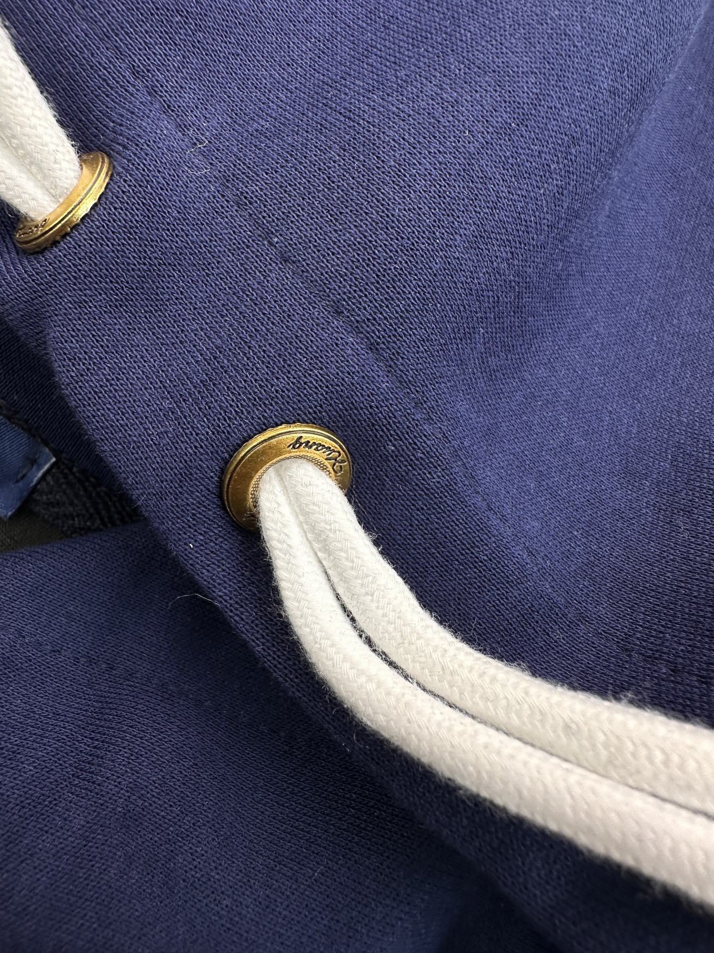 💰170包邮
Louis vuitton LV 驴家前后字母重工刺绣定制五金配件，双帽绳宽松连帽卫衣！

面料：原版定制面料 配套141横机全棉螺纹，整件衣服前后幅左右袖均采用康丽白墨数码直喷印花，根据y版扫描图案出初稿，手工绘制修正初稿清晰度，保证打印出来的花片有渐变有序的视觉效果！
高端人士必备单品，原厂辅料三标齐全！男女同款！
颜色：藏青色
尺码：M- XXL
M衣长67袖长56胸围104肩宽59
L衣长69袖长57胸围108肩宽60
XL衣长71袖长58胸围110肩宽61
XXL衣长73袖长60 胸围114肩宽62