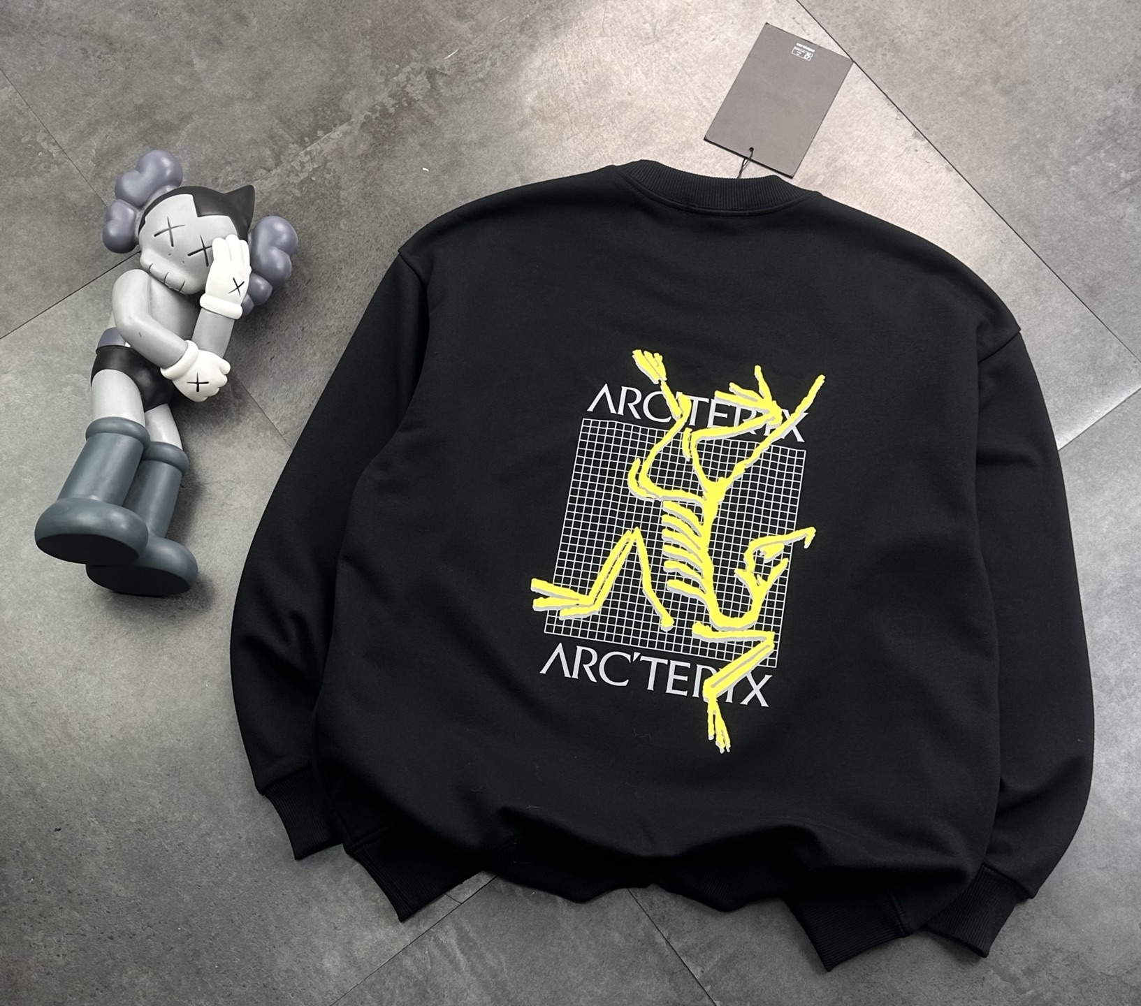 💰195
ARC'TERYX始祖鸟棋盘格新款圆领毛圈卫衣 休闲情侣款！
✅原版定位印花细节，德国进口的数码印机 所以印花是超清晰的 穿久了也不会裂 普通的印花技术根本做不到!!
✅os版型超正！宽松舒适！情侣款百搭首选！不起球 不掉色
✅吊牌三标齐全 绝对的值得你的选择

颜色:黑色 白色（码数偏大）
尺码:S-XL
S 衣长68 胸围104 肩宽45（100-135斤）
M 衣长70 胸围108 肩宽46（135-150
L衣长72 胸围112 肩宽48（150-165）
XL衣长74 胸围116 肩宽49（165-185）

注：手量尺寸，1~3cm误差