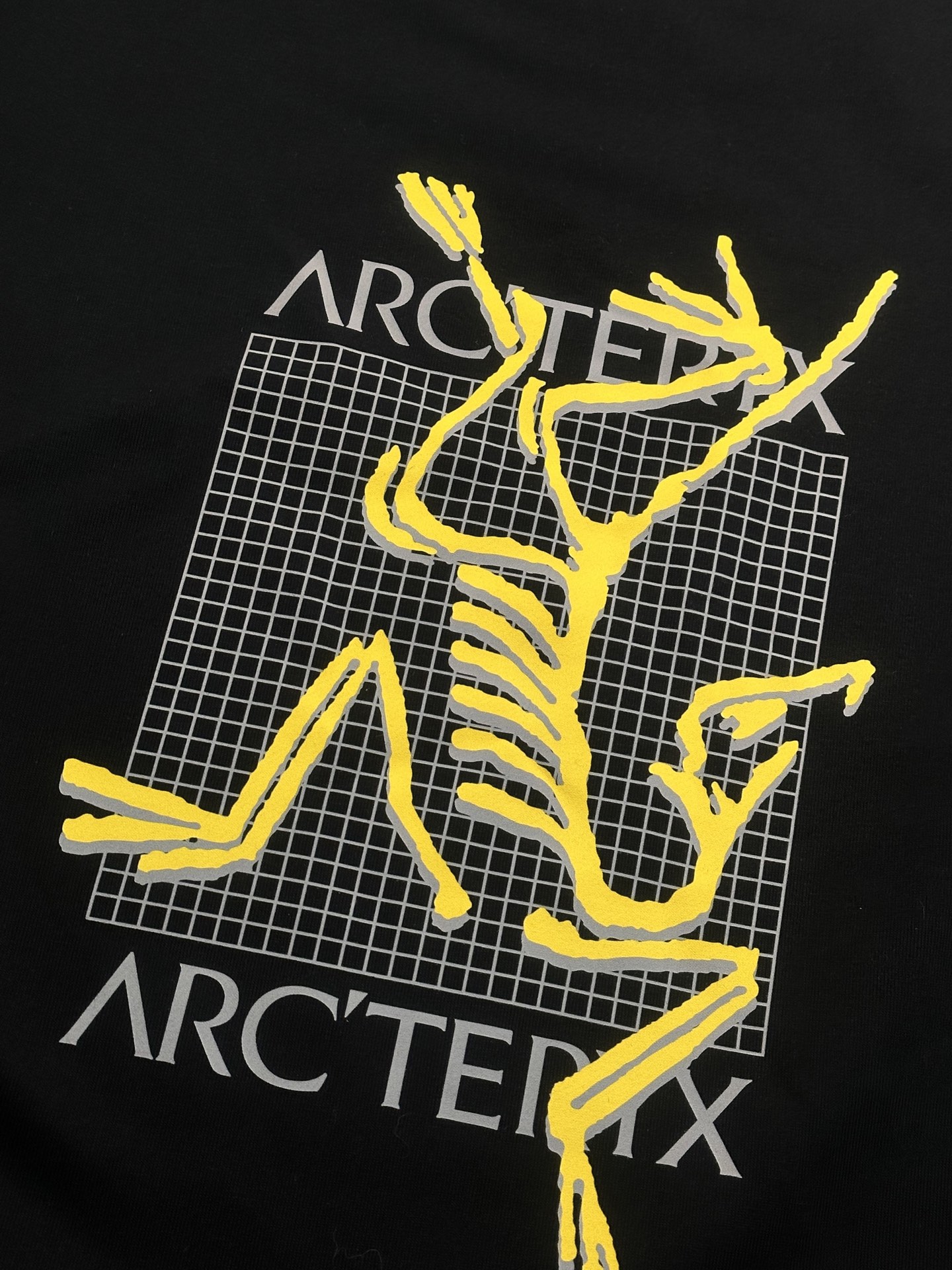 💰195
ARC'TERYX始祖鸟棋盘格新款圆领毛圈卫衣 休闲情侣款！
✅原版定位印花细节，德国进口的数码印机 所以印花是超清晰的 穿久了也不会裂 普通的印花技术根本做不到!!
✅os版型超正！宽松舒适！情侣款百搭首选！不起球 不掉色
✅吊牌三标齐全 绝对的值得你的选择

颜色:黑色 白色（码数偏大）
尺码:S-XL
S 衣长68 胸围104 肩宽45（100-135斤）
M 衣长70 胸围108 肩宽46（135-150
L衣长72 胸围112 肩宽48（150-165）
XL衣长74 胸围116 肩宽49（165-185）

注：手量尺寸，1~3cm误差