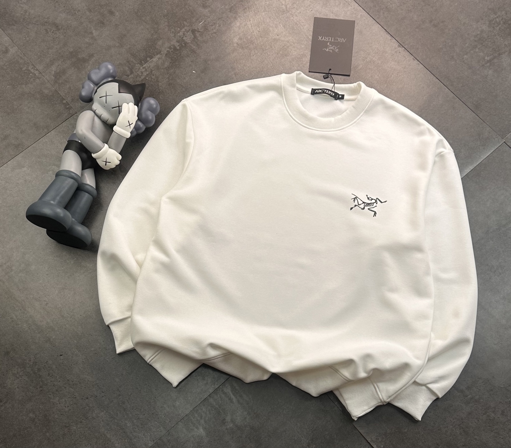 💰195
ARC'TERYX始祖鸟棋盘格新款圆领毛圈卫衣 休闲情侣款！
✅原版定位印花细节，德国进口的数码印机 所以印花是超清晰的 穿久了也不会裂 普通的印花技术根本做不到!!
✅os版型超正！宽松舒适！情侣款百搭首选！不起球 不掉色
✅吊牌三标齐全 绝对的值得你的选择

颜色:黑色 白色（码数偏大）
尺码:S-XL
S 衣长68 胸围104 肩宽45（100-135斤）
M 衣长70 胸围108 肩宽46（135-150
L衣长72 胸围112 肩宽48（150-165）
XL衣长74 胸围116 肩宽49（165-185）

注：手量尺寸，1~3cm误差