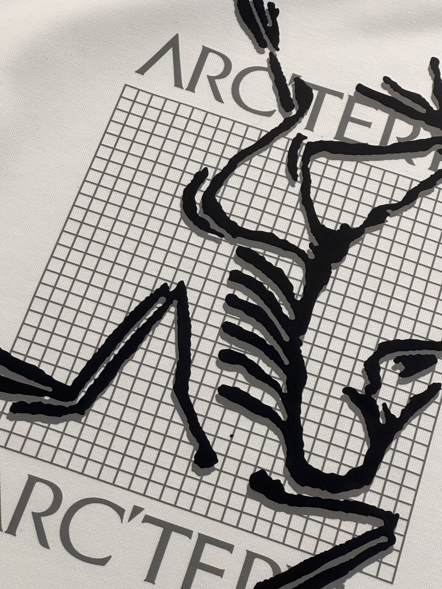 💰195
ARC'TERYX始祖鸟棋盘格新款圆领毛圈卫衣 休闲情侣款！
✅原版定位印花细节，德国进口的数码印机 所以印花是超清晰的 穿久了也不会裂 普通的印花技术根本做不到!!
✅os版型超正！宽松舒适！情侣款百搭首选！不起球 不掉色
✅吊牌三标齐全 绝对的值得你的选择

颜色:黑色 白色（码数偏大）
尺码:S-XL
S 衣长68 胸围104 肩宽45（100-135斤）
M 衣长70 胸围108 肩宽46（135-150
L衣长72 胸围112 肩宽48（150-165）
XL衣长74 胸围116 肩宽49（165-185）

注：手量尺寸，1~3cm误差