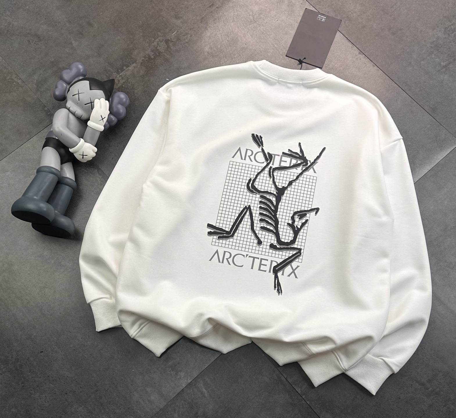 💰195
ARC'TERYX始祖鸟棋盘格新款圆领毛圈卫衣 休闲情侣款！
✅原版定位印花细节，德国进口的数码印机 所以印花是超清晰的 穿久了也不会裂 普通的印花技术根本做不到!!
✅os版型超正！宽松舒适！情侣款百搭首选！不起球 不掉色
✅吊牌三标齐全 绝对的值得你的选择

颜色:黑色 白色（码数偏大）
尺码:S-XL
S 衣长68 胸围104 肩宽45（100-135斤）
M 衣长70 胸围108 肩宽46（135-150
L衣长72 胸围112 肩宽48（150-165）
XL衣长74 胸围116 肩宽49（165-185）

注：手量尺寸，1~3cm误差