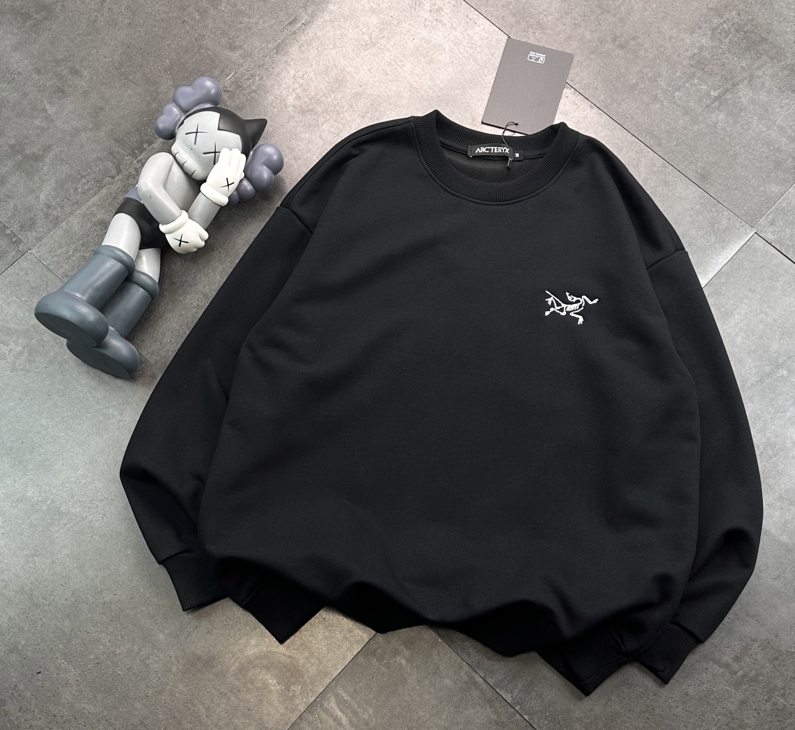 💰200
ARC'TERYX始祖鸟新款刺绣圆领卫衣！

面料 380g纯棉毛圈，版型超正。简单干净又高级，宽松版型，遮肉显瘦~
没人能拒绝得了始祖鸟，上身效果真的太棒了！

这个颜色都很百搭很出众。搭配情侣款简直不要太酷。安排上啦 强烈推荐～
尺码：M- XXL
m （100-135斤）：衣长68 胸围104 肩宽45
l （135-150斤）：衣长70 胸围108 肩宽46
XL  （150-165斤）：衣长72 胸围112 肩宽48
XXL（165-185斤）：衣长74 胸围116 肩宽49