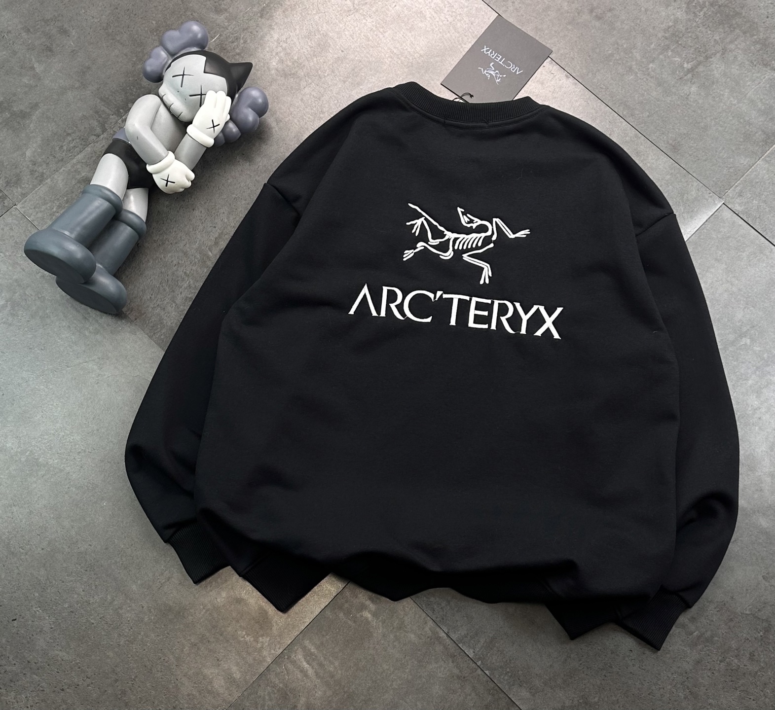 💰200
ARC'TERYX始祖鸟新款刺绣圆领卫衣！

面料 380g纯棉毛圈，版型超正。简单干净又高级，宽松版型，遮肉显瘦~
没人能拒绝得了始祖鸟，上身效果真的太棒了！

这个颜色都很百搭很出众。搭配情侣款简直不要太酷。安排上啦 强烈推荐～
尺码：M- XXL
m （100-135斤）：衣长68 胸围104 肩宽45
l （135-150斤）：衣长70 胸围108 肩宽46
XL  （150-165斤）：衣长72 胸围112 肩宽48
XXL（165-185斤）：衣长74 胸围116 肩宽49