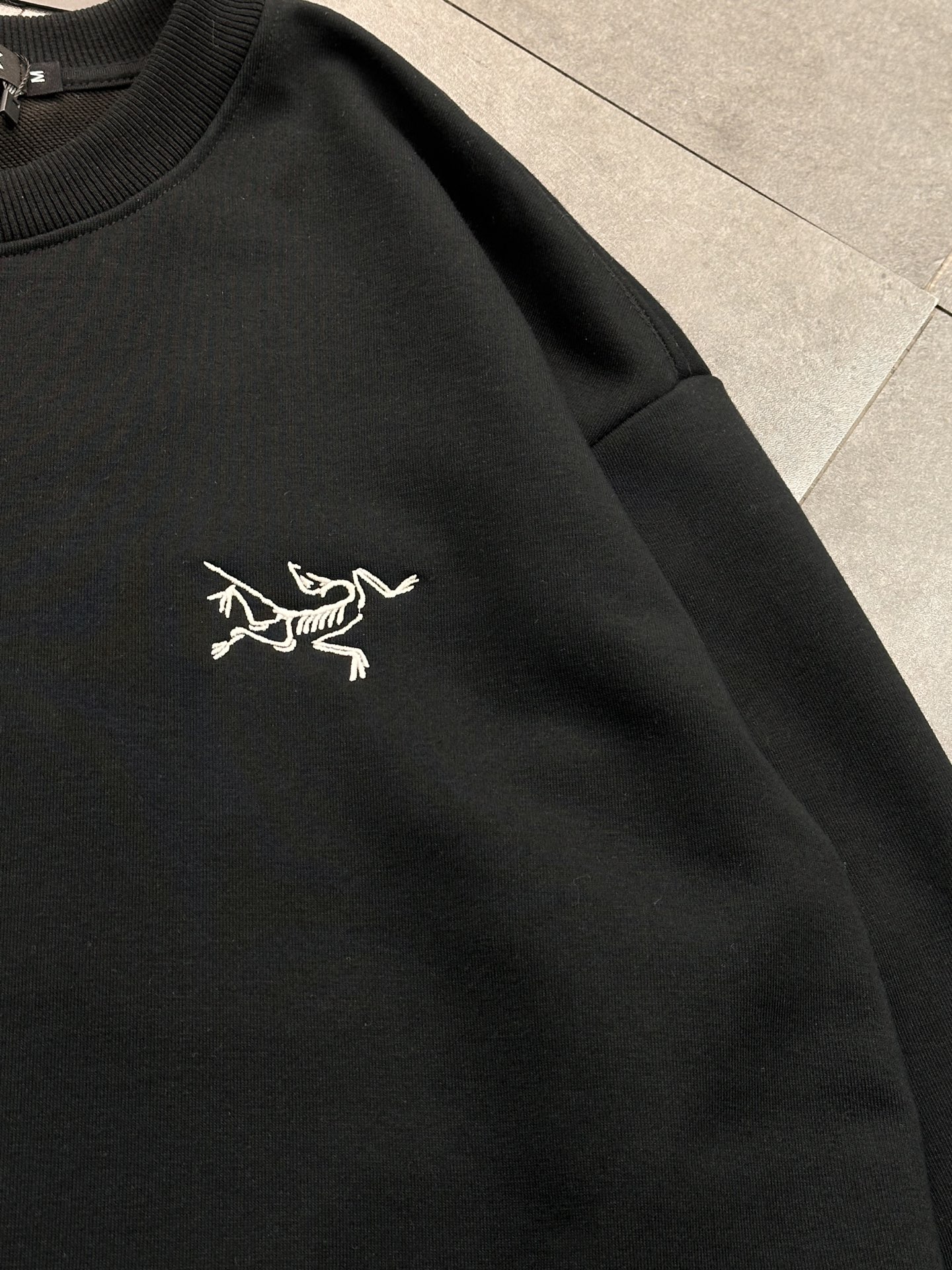 💰200
ARC'TERYX始祖鸟新款刺绣圆领卫衣！

面料 380g纯棉毛圈，版型超正。简单干净又高级，宽松版型，遮肉显瘦~
没人能拒绝得了始祖鸟，上身效果真的太棒了！

这个颜色都很百搭很出众。搭配情侣款简直不要太酷。安排上啦 强烈推荐～
尺码：M- XXL
m （100-135斤）：衣长68 胸围104 肩宽45
l （135-150斤）：衣长70 胸围108 肩宽46
XL  （150-165斤）：衣长72 胸围112 肩宽48
XXL（165-185斤）：衣长74 胸围116 肩宽49