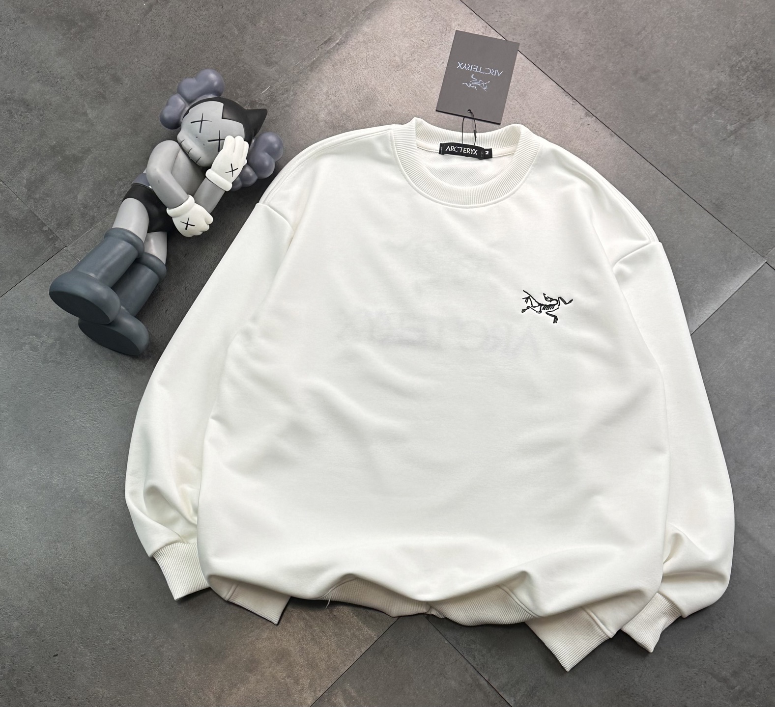 ARC'TERYX始祖鸟新款刺绣圆领卫衣! 面料 380g纯棉毛圈,版型超正.简单干净又高级,宽松版型,遮肉显瘦~ 没人能拒绝得了始祖鸟,上身效果真的太棒了! 这个颜色都很百搭很出众.搭配情侣款简直不要太酷.安排上啦 强烈推荐~ (100-135斤):衣长68 胸围104 肩宽45 l (135-150斤):衣长70 胸围108 肩宽46 XL (150-165斤):衣长72 胸围112 肩宽48 XXL(165-185斤):衣长74 胸围116 肩宽49