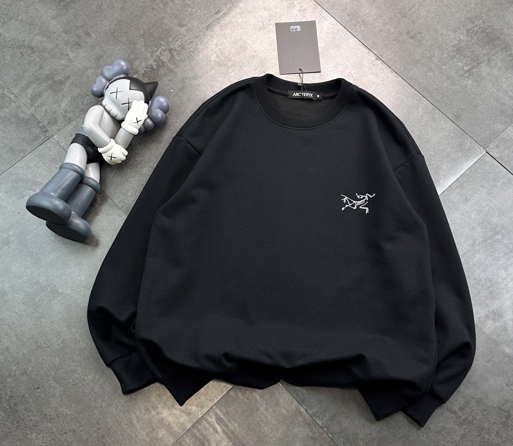 💰200
ARC'TERYX始祖鸟3M反光新款圆领毛圈卫衣休闲情侣款！
✅原版定位印花细节，德国进口的数码印机 所以印花是超清晰的 穿久了也不会裂 普通的印花技术根本做不到!!
✅os版型超正！宽松舒适！情侣款百搭首选！不起球 不掉色
✅吊牌三标齐全 绝对的值得你的选择

颜色:黑色 白色（码数偏大）

尺码:S-XL
S 衣长68 胸围104 肩宽45（100-135斤）
M 衣长70 胸围108 肩宽46（135-150
L衣长72 胸围112 肩宽48（150-165）
XL衣长74 胸围116 肩宽49（165-185）

注：手量尺寸，1~3cm误差