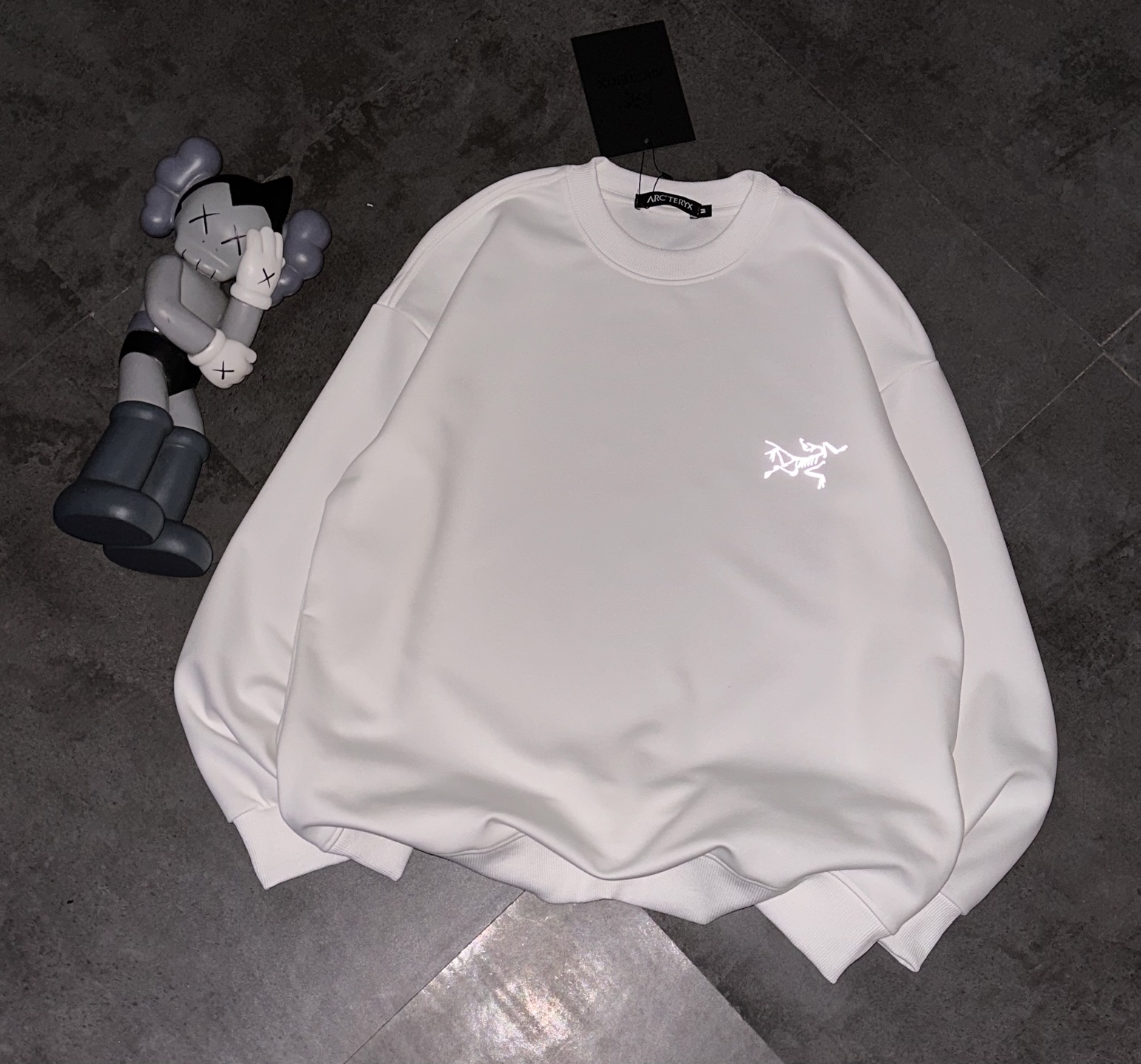 💰200
ARC'TERYX始祖鸟3M反光新款圆领毛圈卫衣休闲情侣款！
✅原版定位印花细节，德国进口的数码印机 所以印花是超清晰的 穿久了也不会裂 普通的印花技术根本做不到!!
✅os版型超正！宽松舒适！情侣款百搭首选！不起球 不掉色
✅吊牌三标齐全 绝对的值得你的选择

颜色:黑色 白色（码数偏大）

尺码:S-XL
S 衣长68 胸围104 肩宽45（100-135斤）
M 衣长70 胸围108 肩宽46（135-150
L衣长72 胸围112 肩宽48（150-165）
XL衣长74 胸围116 肩宽49（165-185）

注：手量尺寸，1~3cm误差