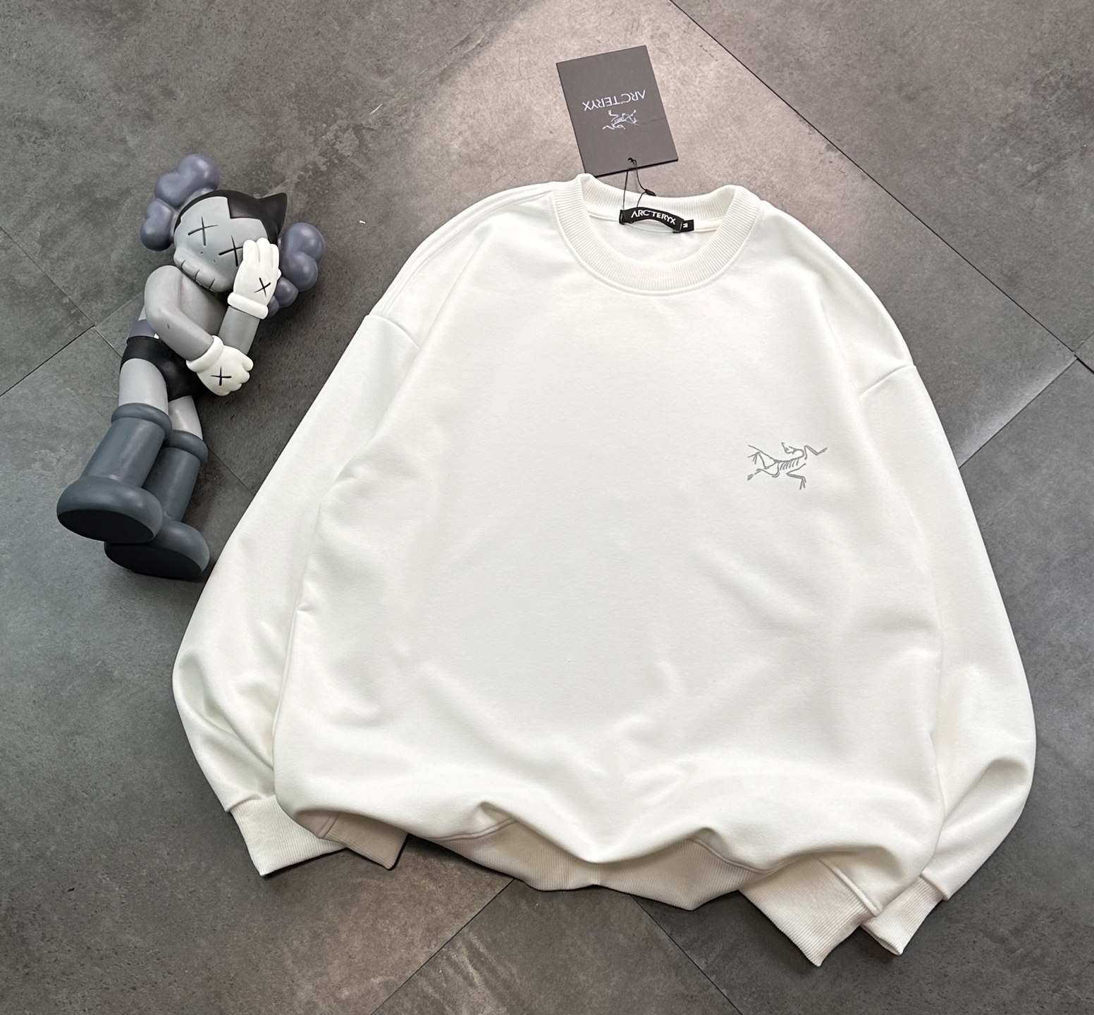 💰200
ARC'TERYX始祖鸟3M反光新款圆领毛圈卫衣休闲情侣款！
✅原版定位印花细节，德国进口的数码印机 所以印花是超清晰的 穿久了也不会裂 普通的印花技术根本做不到!!
✅os版型超正！宽松舒适！情侣款百搭首选！不起球 不掉色
✅吊牌三标齐全 绝对的值得你的选择

颜色:黑色 白色（码数偏大）

尺码:S-XL
S 衣长68 胸围104 肩宽45（100-135斤）
M 衣长70 胸围108 肩宽46（135-150
L衣长72 胸围112 肩宽48（150-165）
XL衣长74 胸围116 肩宽49（165-185）

注：手量尺寸，1~3cm误差