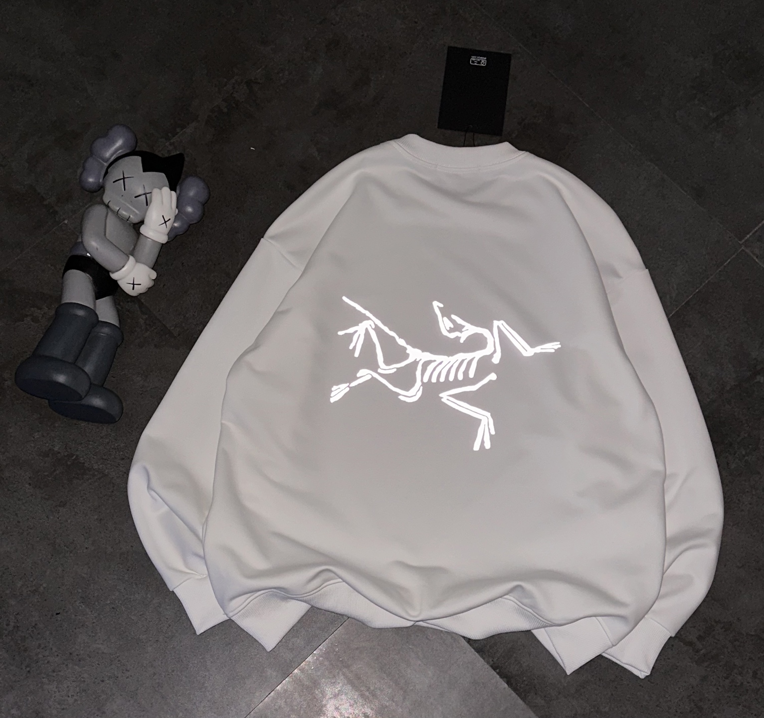 💰200
ARC'TERYX始祖鸟3M反光新款圆领毛圈卫衣休闲情侣款！
✅原版定位印花细节，德国进口的数码印机 所以印花是超清晰的 穿久了也不会裂 普通的印花技术根本做不到!!
✅os版型超正！宽松舒适！情侣款百搭首选！不起球 不掉色
✅吊牌三标齐全 绝对的值得你的选择

颜色:黑色 白色（码数偏大）

尺码:S-XL
S 衣长68 胸围104 肩宽45（100-135斤）
M 衣长70 胸围108 肩宽46（135-150
L衣长72 胸围112 肩宽48（150-165）
XL衣长74 胸围116 肩宽49（165-185）

注：手量尺寸，1~3cm误差