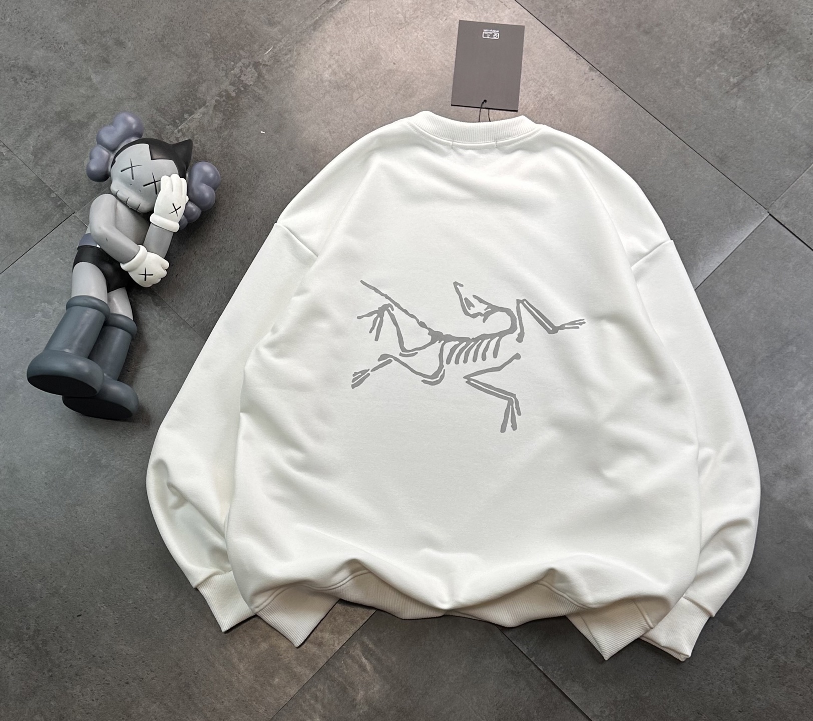 💰200
ARC'TERYX始祖鸟3M反光新款圆领毛圈卫衣休闲情侣款！
✅原版定位印花细节，德国进口的数码印机 所以印花是超清晰的 穿久了也不会裂 普通的印花技术根本做不到!!
✅os版型超正！宽松舒适！情侣款百搭首选！不起球 不掉色
✅吊牌三标齐全 绝对的值得你的选择

颜色:黑色 白色（码数偏大）

尺码:S-XL
S 衣长68 胸围104 肩宽45（100-135斤）
M 衣长70 胸围108 肩宽46（135-150
L衣长72 胸围112 肩宽48（150-165）
XL衣长74 胸围116 肩宽49（165-185）

注：手量尺寸，1~3cm误差