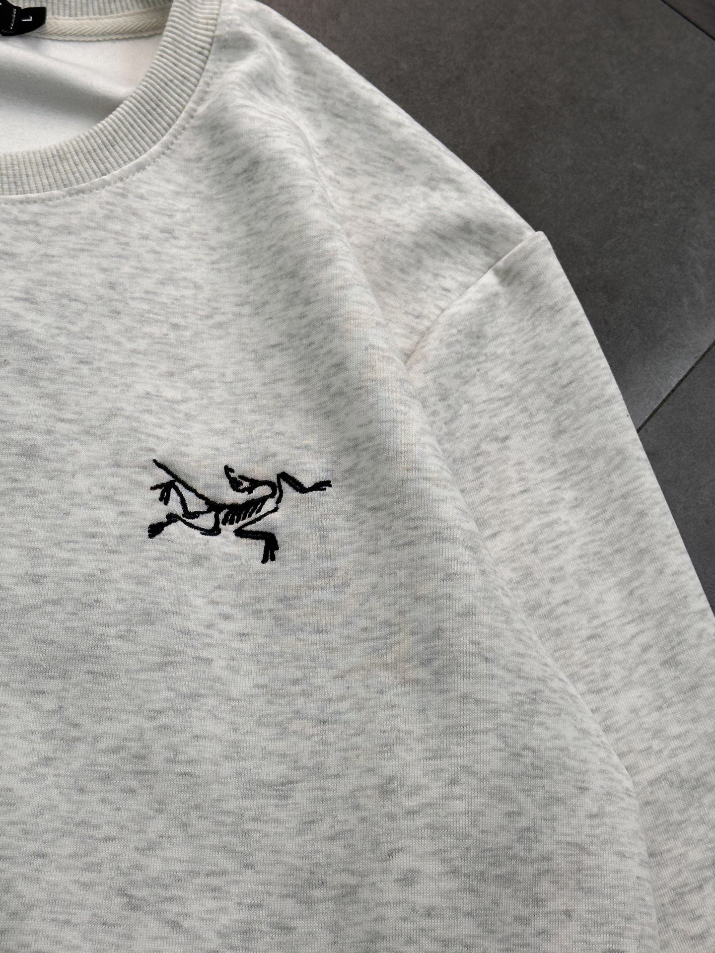 💰200
ARC'TERYX始祖鸟新款刺绣情侣圆领卫衣！

面料 380g纯棉毛圈，版型超正。简单干净又高级，宽松版型，遮肉显瘦~
没人能拒绝得了始祖鸟，上身效果真的太棒了！

这个颜色都很百搭很出众。搭配情侣款简直不要太酷。强烈推荐入手～
颜色：灰色 
尺码：M- XXL
m 衣长68 胸围100 肩宽45
l 衣长70 胸围104 肩宽46
XL 衣长72 胸围108 肩宽48
XXL衣长74 胸围112 肩宽49