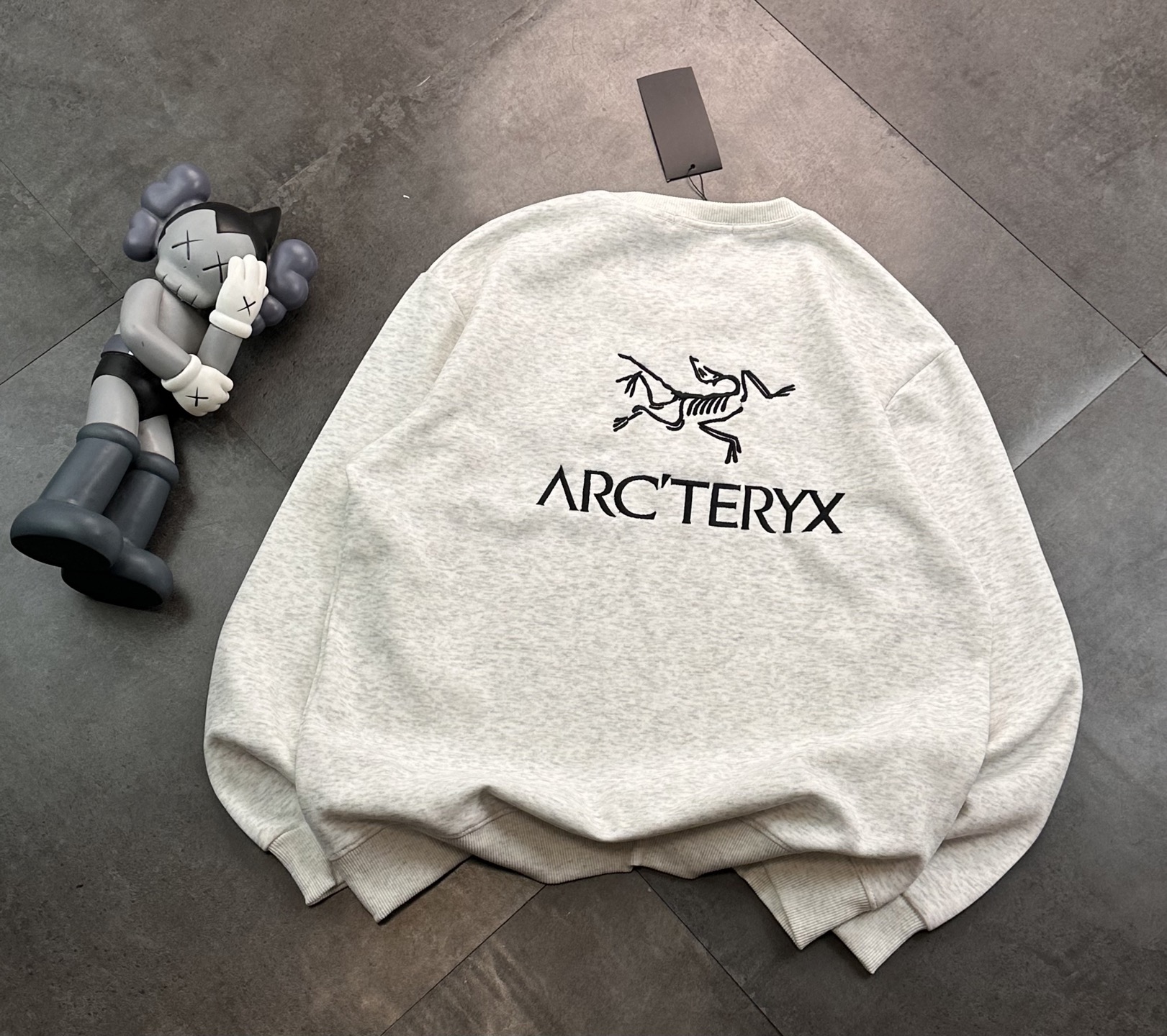 💰200
ARC'TERYX始祖鸟新款刺绣情侣圆领卫衣！

面料 380g纯棉毛圈，版型超正。简单干净又高级，宽松版型，遮肉显瘦~
没人能拒绝得了始祖鸟，上身效果真的太棒了！

这个颜色都很百搭很出众。搭配情侣款简直不要太酷。强烈推荐入手～
颜色：灰色 
尺码：M- XXL
m 衣长68 胸围100 肩宽45
l 衣长70 胸围104 肩宽46
XL 衣长72 胸围108 肩宽48
XXL衣长74 胸围112 肩宽49
