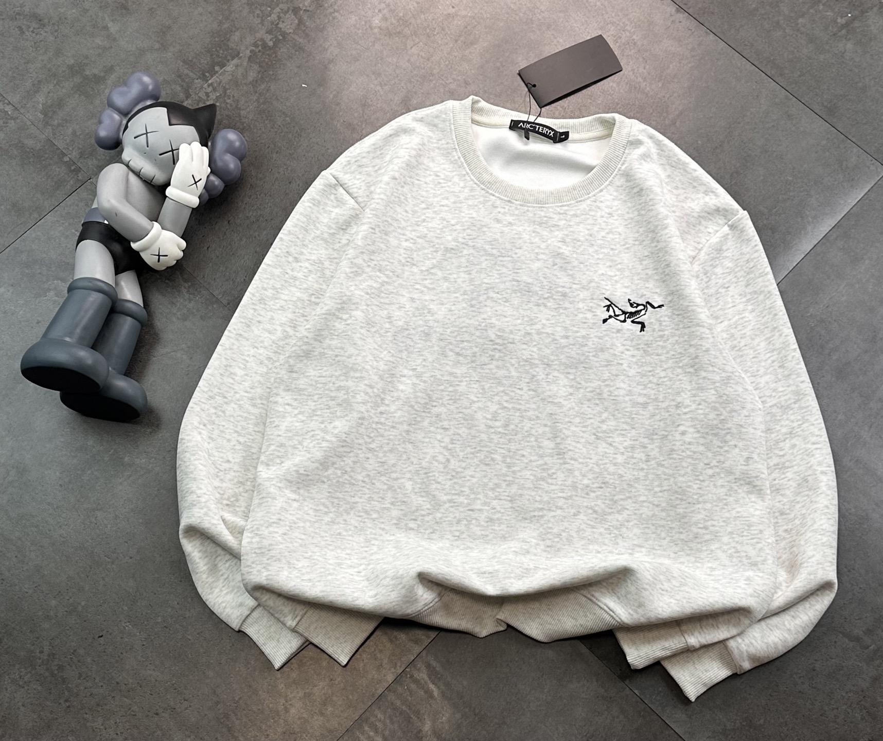 💰200
ARC'TERYX始祖鸟新款刺绣情侣圆领卫衣！

面料 380g纯棉毛圈，版型超正。简单干净又高级，宽松版型，遮肉显瘦~
没人能拒绝得了始祖鸟，上身效果真的太棒了！

这个颜色都很百搭很出众。搭配情侣款简直不要太酷。强烈推荐入手～
颜色：灰色 
尺码：M- XXL
m 衣长68 胸围100 肩宽45
l 衣长70 胸围104 肩宽46
XL 衣长72 胸围108 肩宽48
XXL衣长74 胸围112 肩宽49